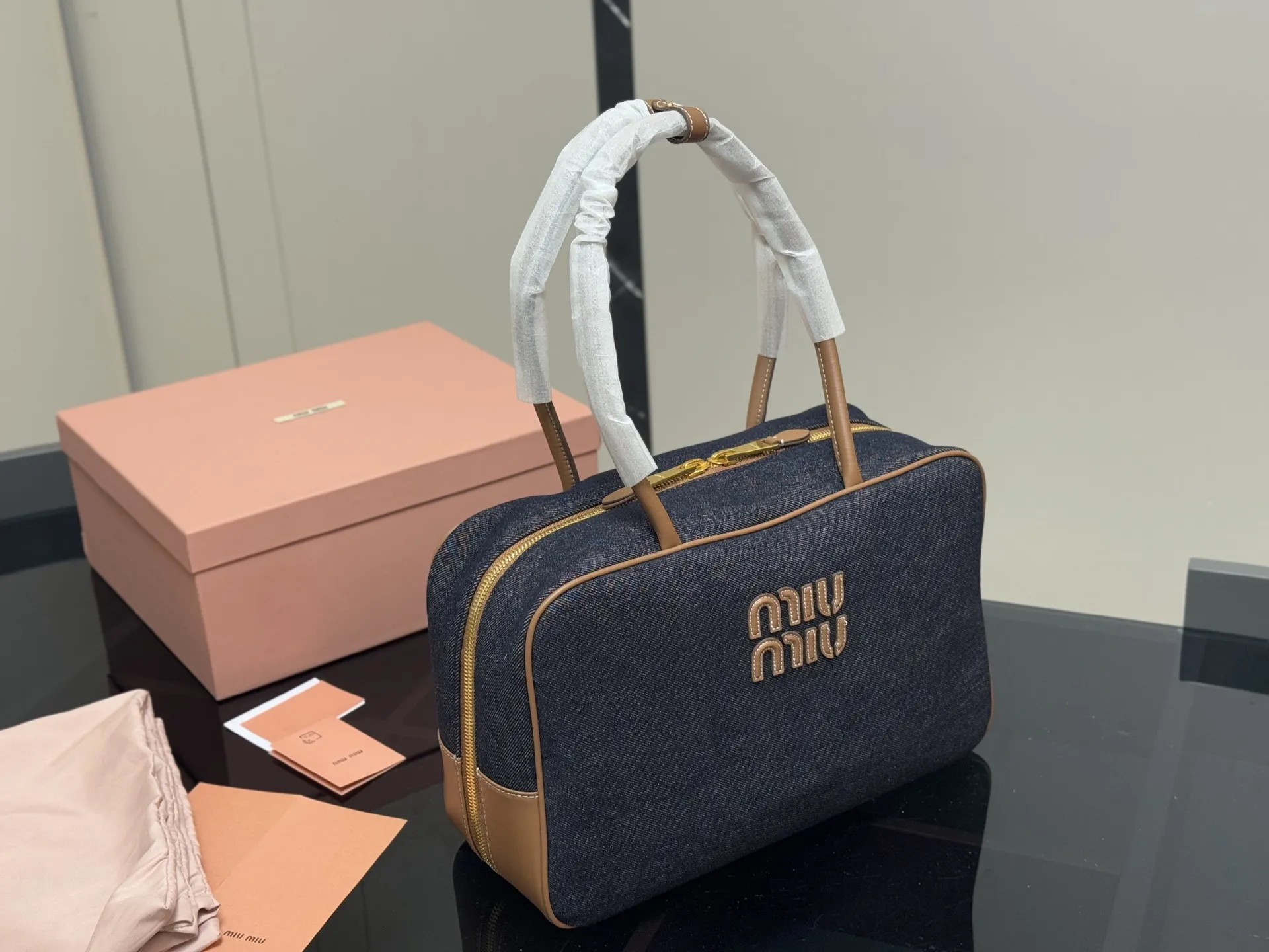 ¥195 无盒 size:35*22cm miumiu保龄球/公文包/ Miu又来抢钱了新款帆布公文包 来咯 ! 背起来都很nice 哦 可手拎也可斜挎! 出场就是miumiu小公主!