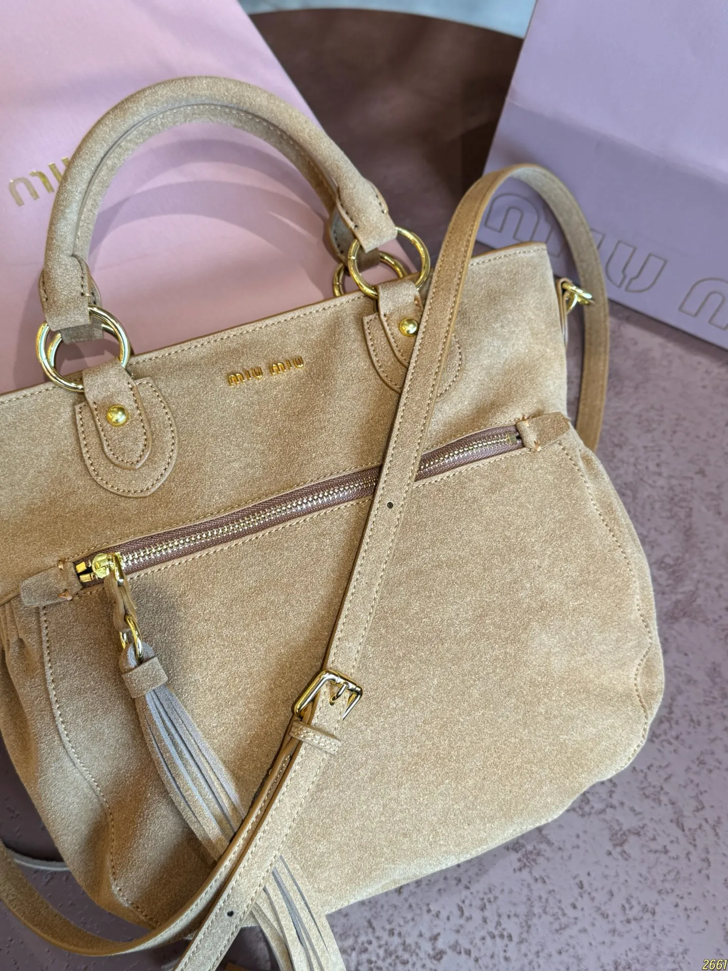 ¥200配折叠盒⚠️尺寸30*26 MIUMIU Aventure麂皮托特包 简洁大方的设计,既能装下日常出行的必需品又能作为造型的点睛之笔,提升整体的高级感出道即巅峰!!时髦精被迷住了新款托特tote质感无敌了!