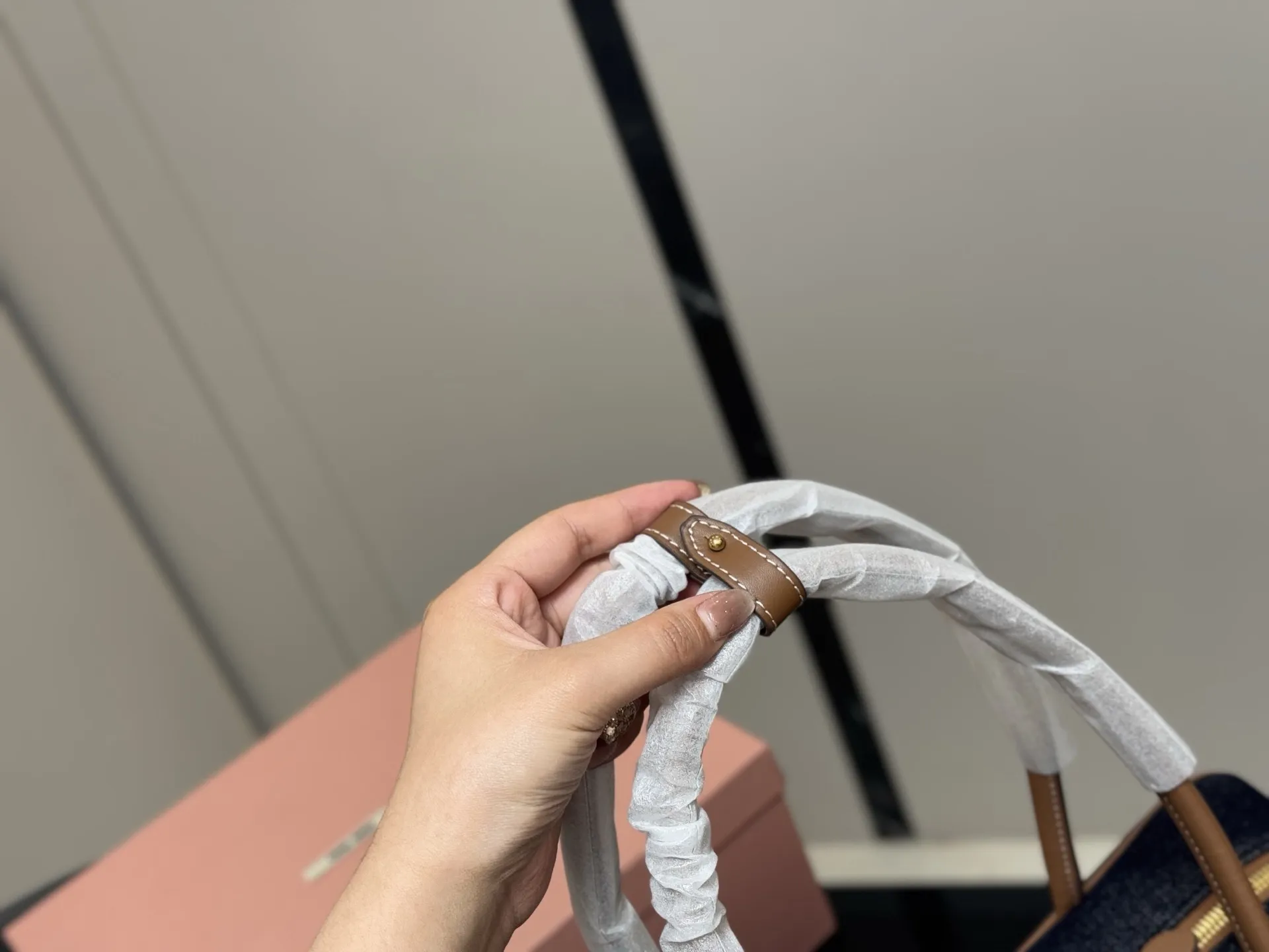 &yen;195 无盒 size：35*22cm miumiu保龄球/公文包/ Miu又来抢钱了新款帆布公文包 来咯 ！ 背起来都很nice 哦 可手拎也可斜挎！ 出场就是miumiu小公主！