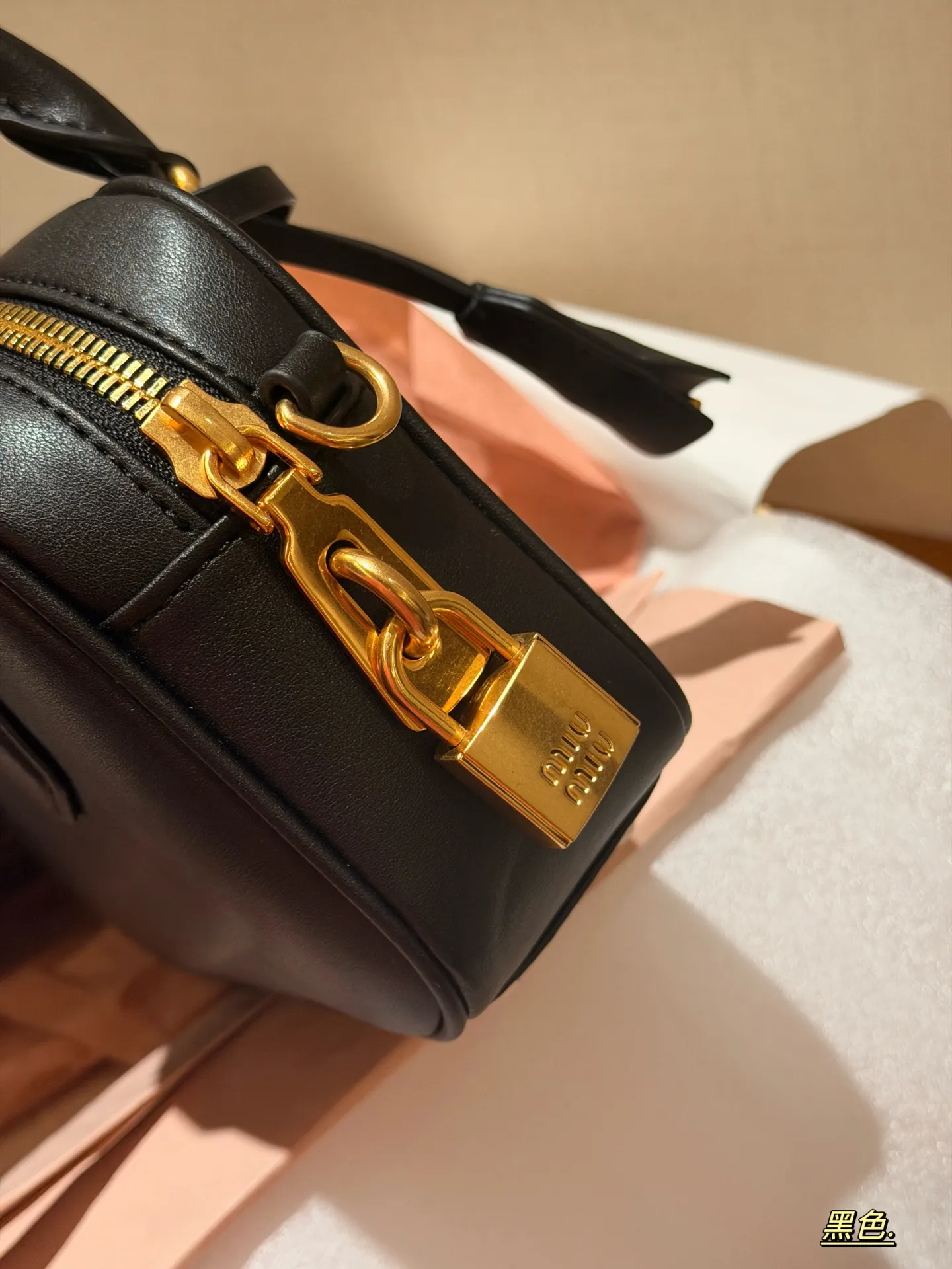 💰190 升级版配盒 size:20*14cm miumiu保龄球/公文包/小方胖子 不要太高级,很高级~ 很难不爱啊啊! 可手拎也可斜挎 绝对不是小废包哦!容量足足的~~ 出场就是miumiu小公主