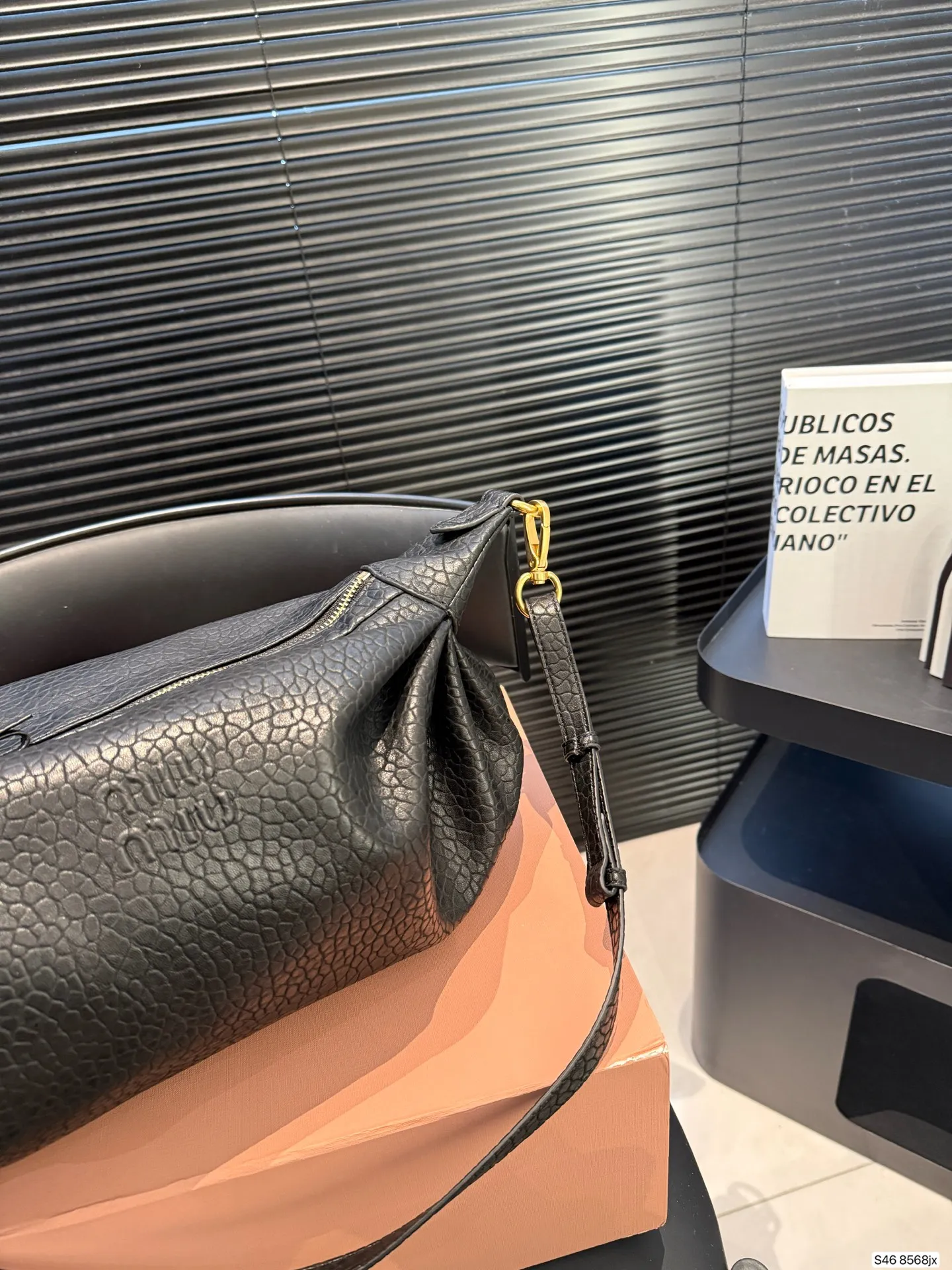 P280 配盒子 不一样的MiuMiu新款包包 MiuMiu新款手袋 Monk 天然纹理小羊皮自然的柔和光泽触感柔软顺滑且富有垂坠感巧妙的舒适感与精致感 尺寸41 24 货号8568