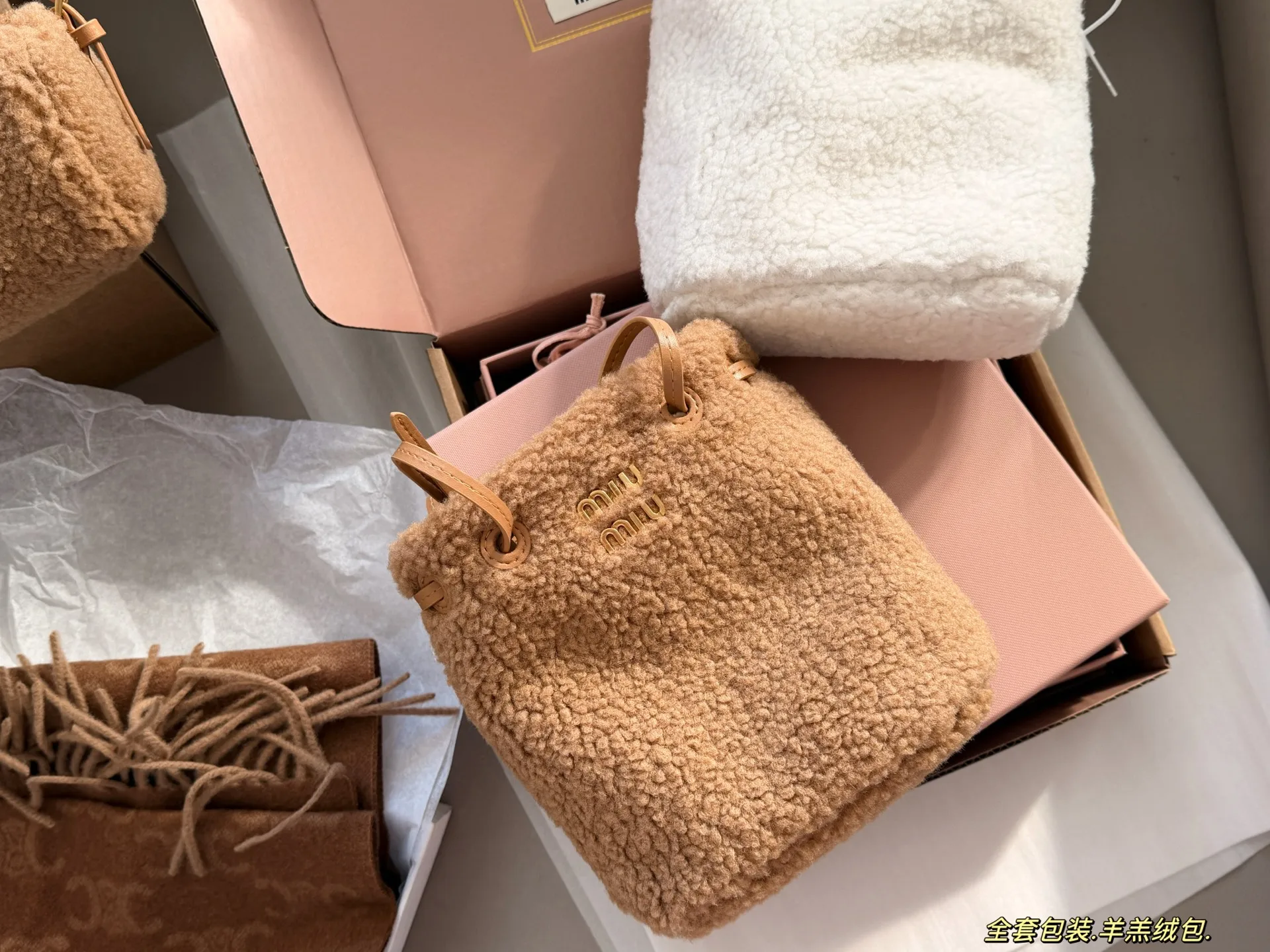 💰195 全套包装 size：18*17cm miumiu的小福袋 羊羔绒包 性价比也太高了！ 质感超软糯 节日氛围感满满秋冬季的独乐乐