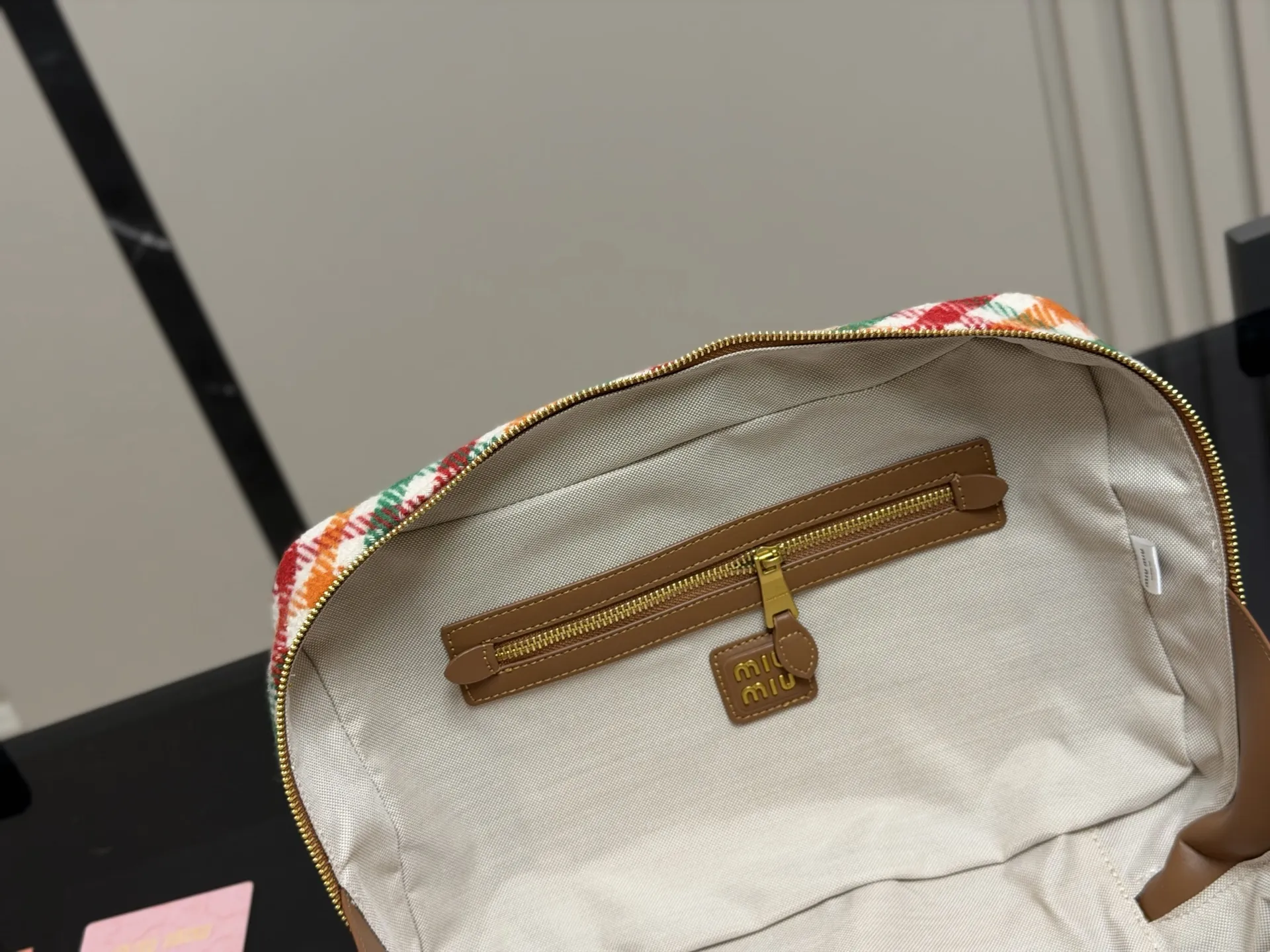 ¥170 无盒 size:35*22cm miumiu保龄球/公文包/ 采用小牛皮 皮质光滑细腻柔软, 棉质缎面衬里。 背起来都很nice 哦 可手拎也可斜挎! 出场就是miumiu小公主!