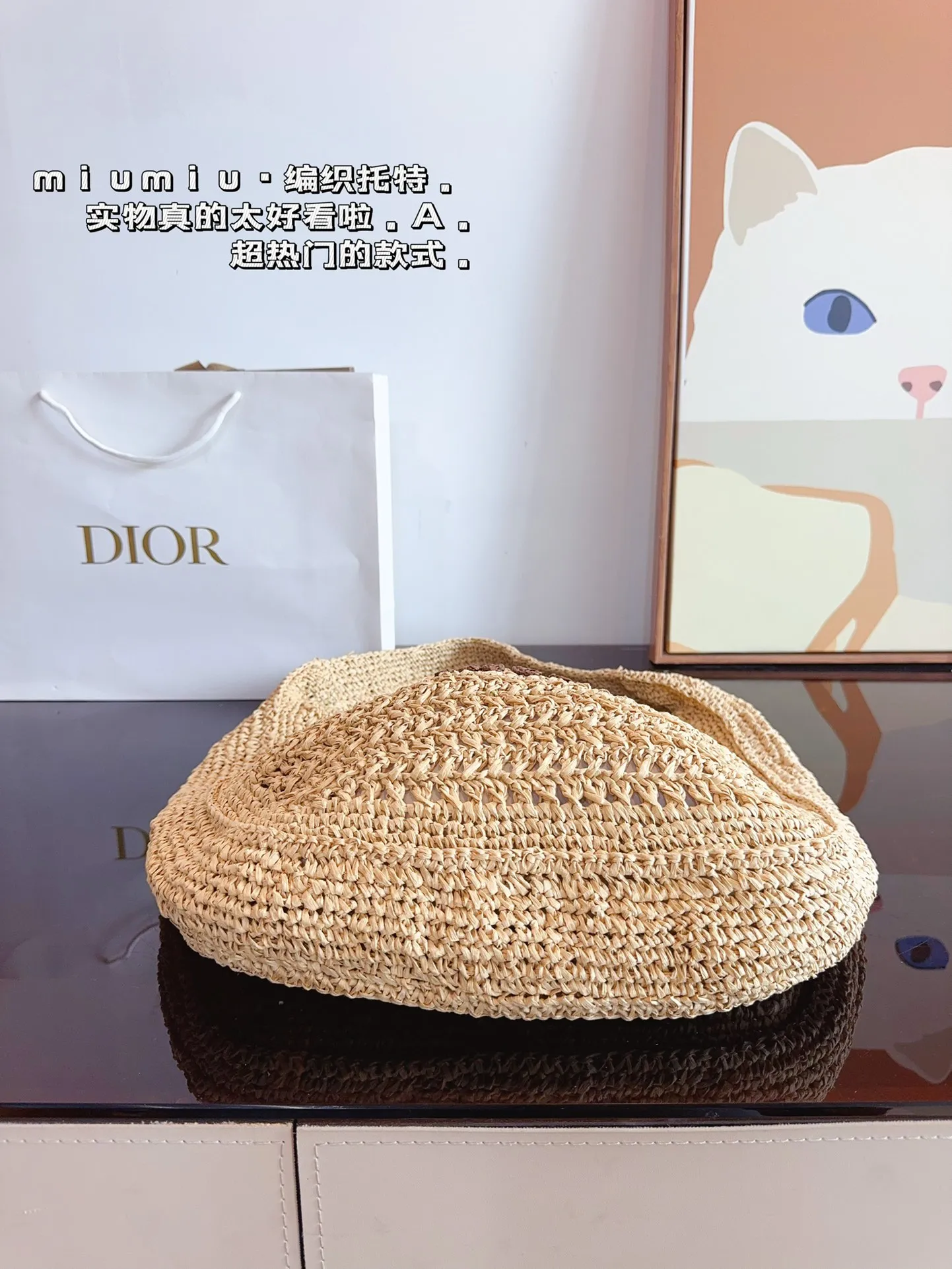 p160 miumiu 草编单肩包. 草编包的趋势再度袭卷而来，轻松成为本季新 宠！不论日常出游或是假日逛街，出镜率超高的包 款总让人联想到温暖的季节和愜意海滩时光。由拉 菲草编织而成，质地清新自然，从视觉到触感都自带夏日风情，为结构感鲜明的包款注入优雅精髓。尺寸：36*32cm