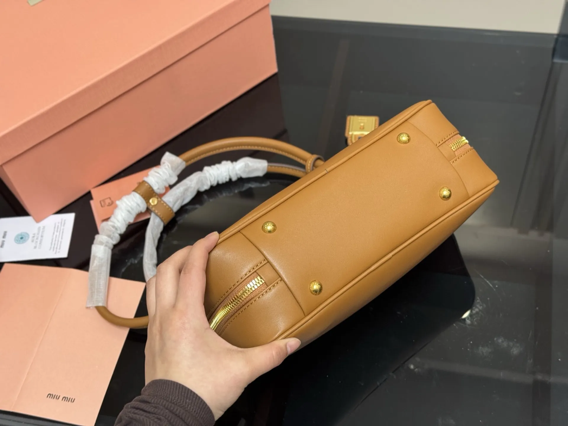 ¥215 升级版配盒 size:28*13cm miumiu保龄球/公文包/ 包包甜度刚好! 很难不爱啊啊! 可手拎也可斜挎 绝对不是小废包哦!容量足足的~~ 出场就是miumiu小公主!