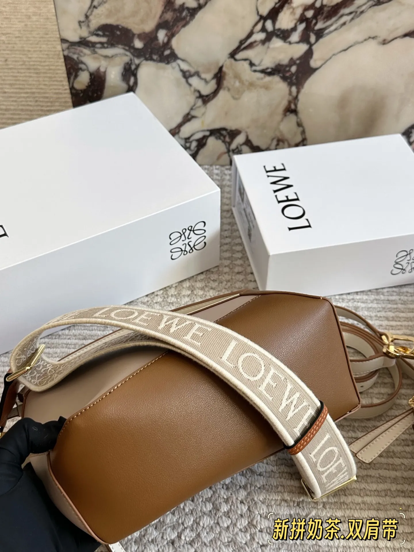 💰 260、💰230 配盒（双肩带） 尺寸：24*15cm（大） 18*10cm（迷你） loewe 几何包puzzle 真心是不能错过的， ⚠️牛皮品质🐂！ 完全hold住！ 罗意威|一根完美的肩带