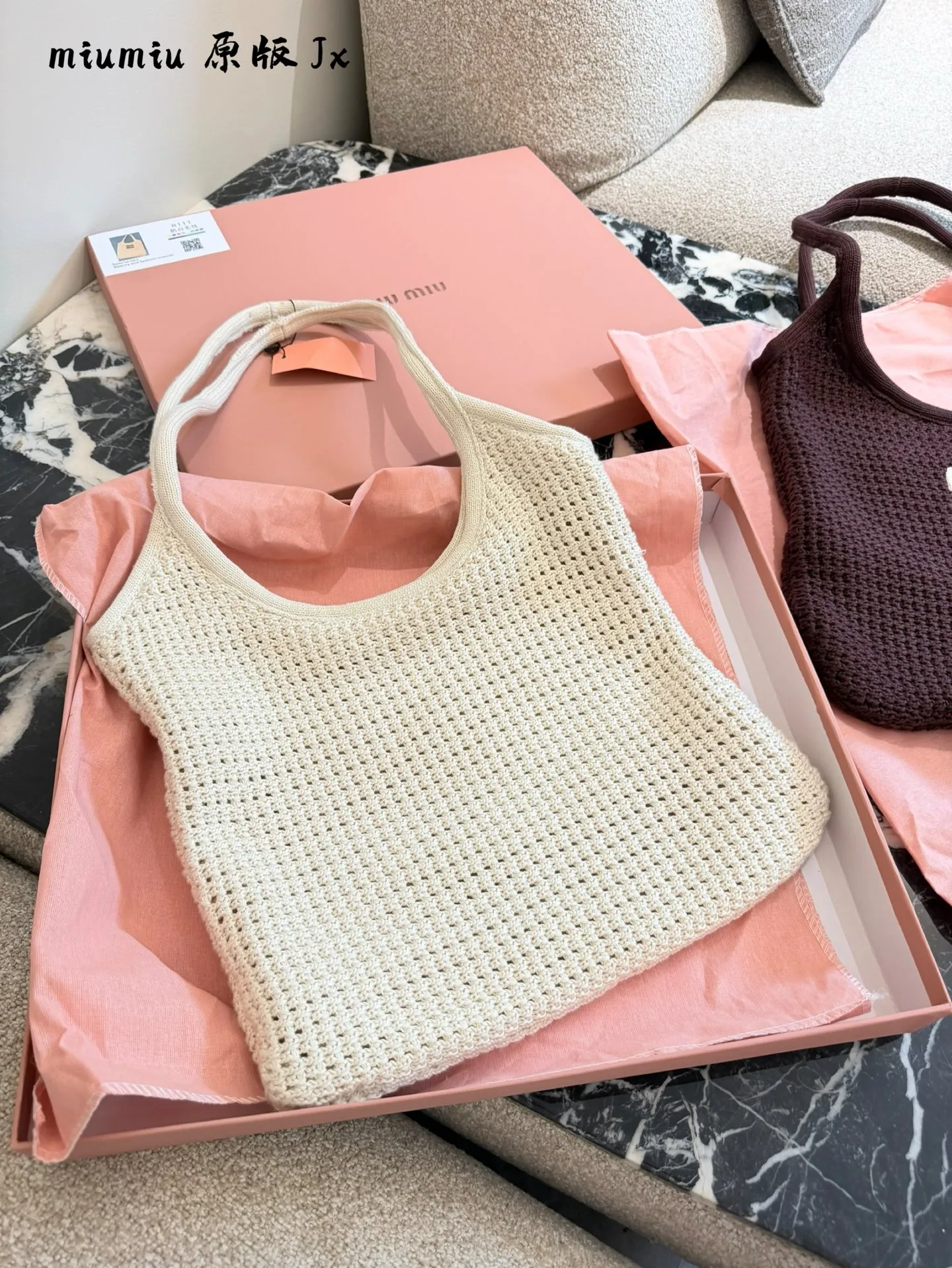 MiuMiu 编织托特👜p240 独特的镂空针织纹理设计,内层帆布衬里,搭配可拆卸帆布小包,可做独立小腋下包或手包使用,多种背法,适合各种搭配,大胆创新的设计完美诠释了 Miu不拘一格,潇洒随性,今年超爆🔥款式,包身非常轻巧,气质随性慵懒,容量超大,上班通勤,外出游玩都是绝佳选择