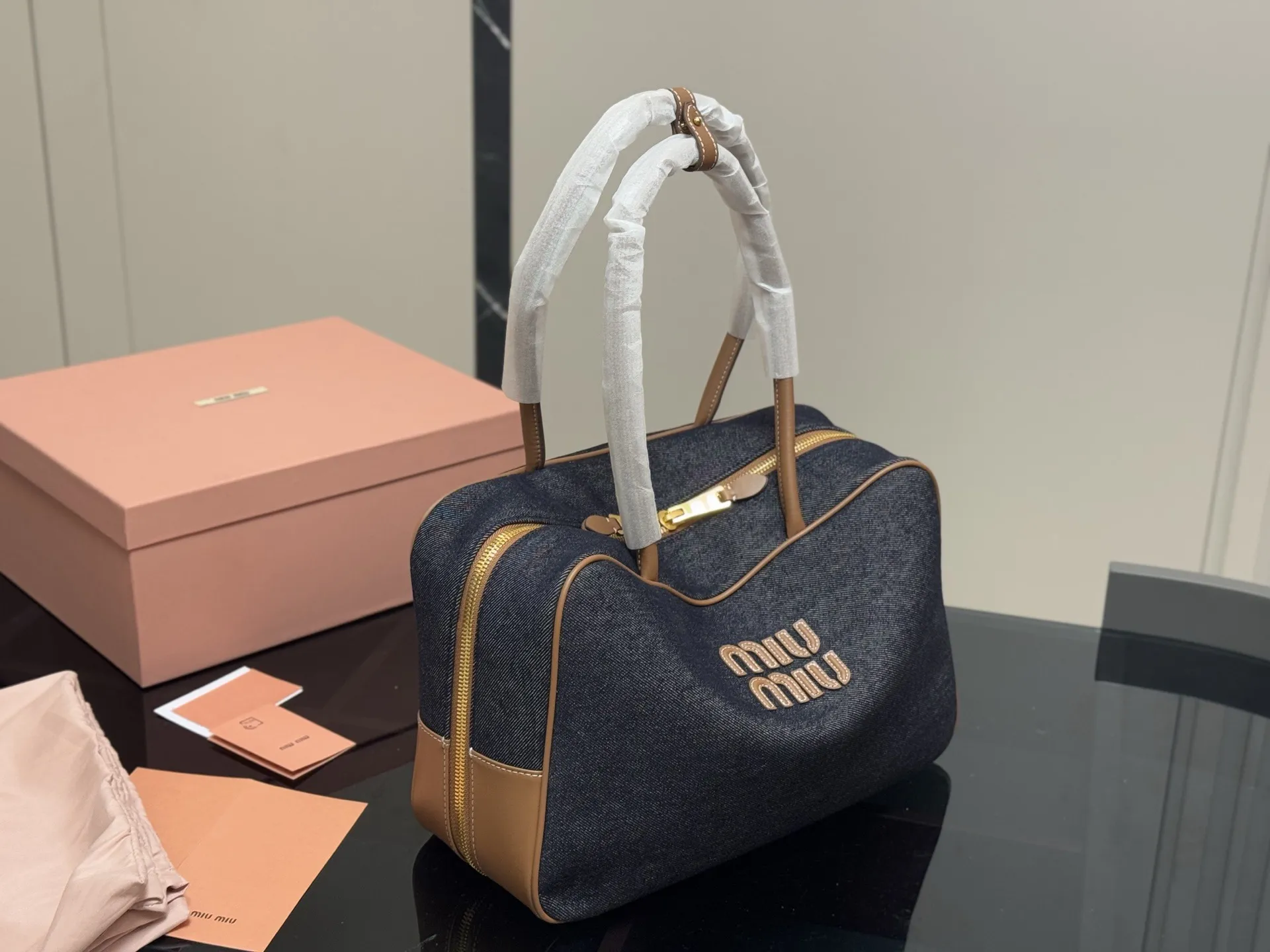 ¥195 无盒 size:35*22cm miumiu保龄球/公文包/ Miu又来抢钱了新款帆布公文包 来咯 ! 背起来都很nice 哦 可手拎也可斜挎! 出场就是miumiu小公主!