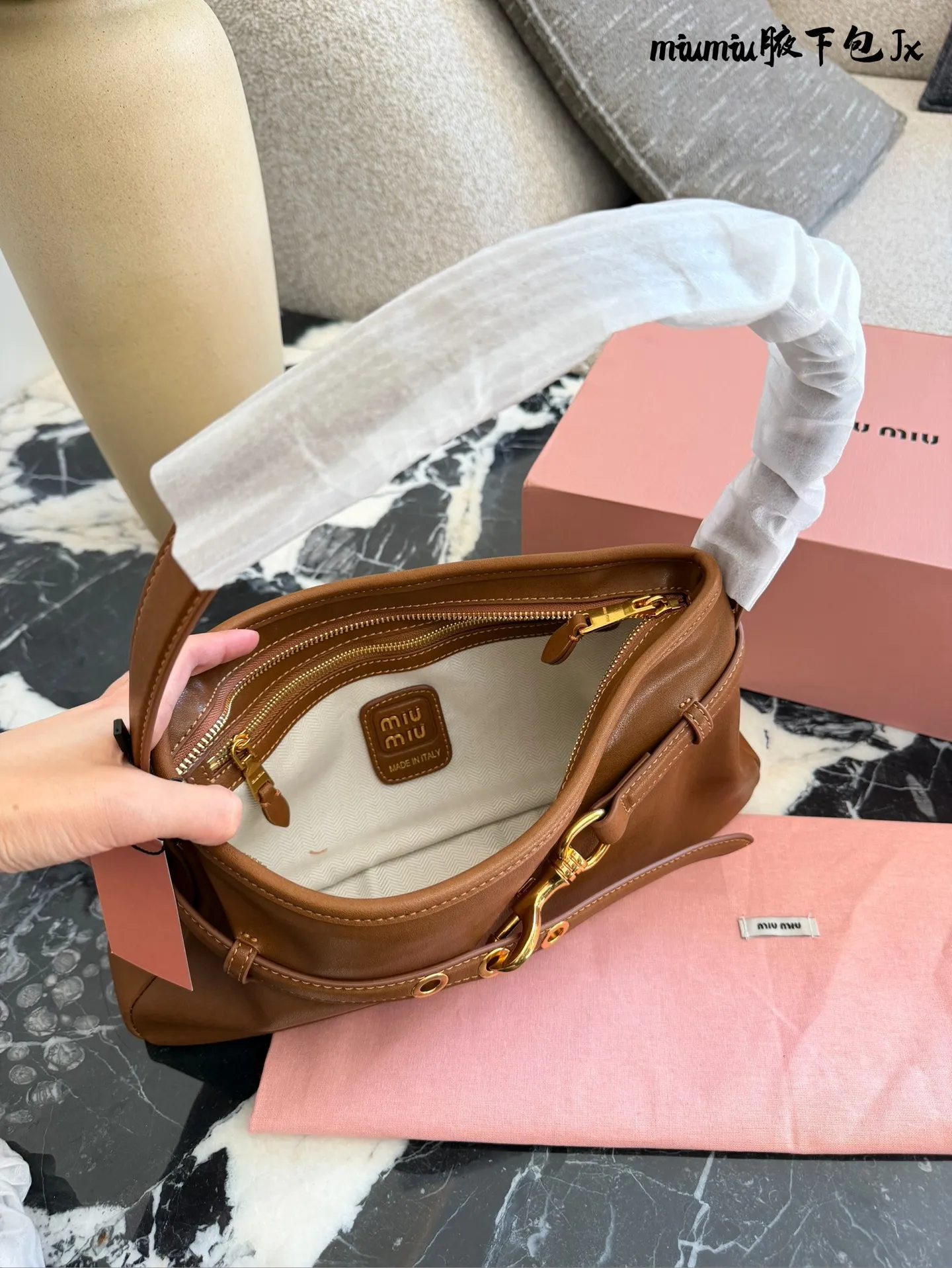 p220 缪缪miumiu新款aventure nappa腋下包 nappa 复古腋下包 又是一个爆款预测!! 33cm配盒子