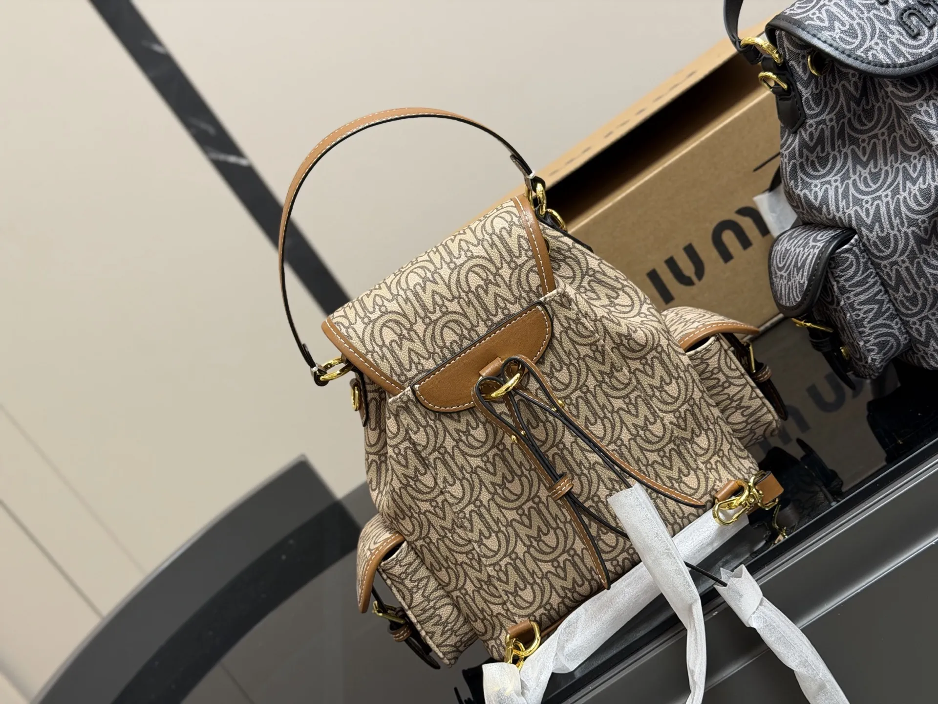 ¥230 配盒 size:21.23cm 又一季特别美丽的Miu Miu miumiu ss25 双肩包 少女心与摩登格调的碰撞 轻松拿捏时髦 轻便能装,质感绝绝子,miumiu的少女感+酷感完美结合~