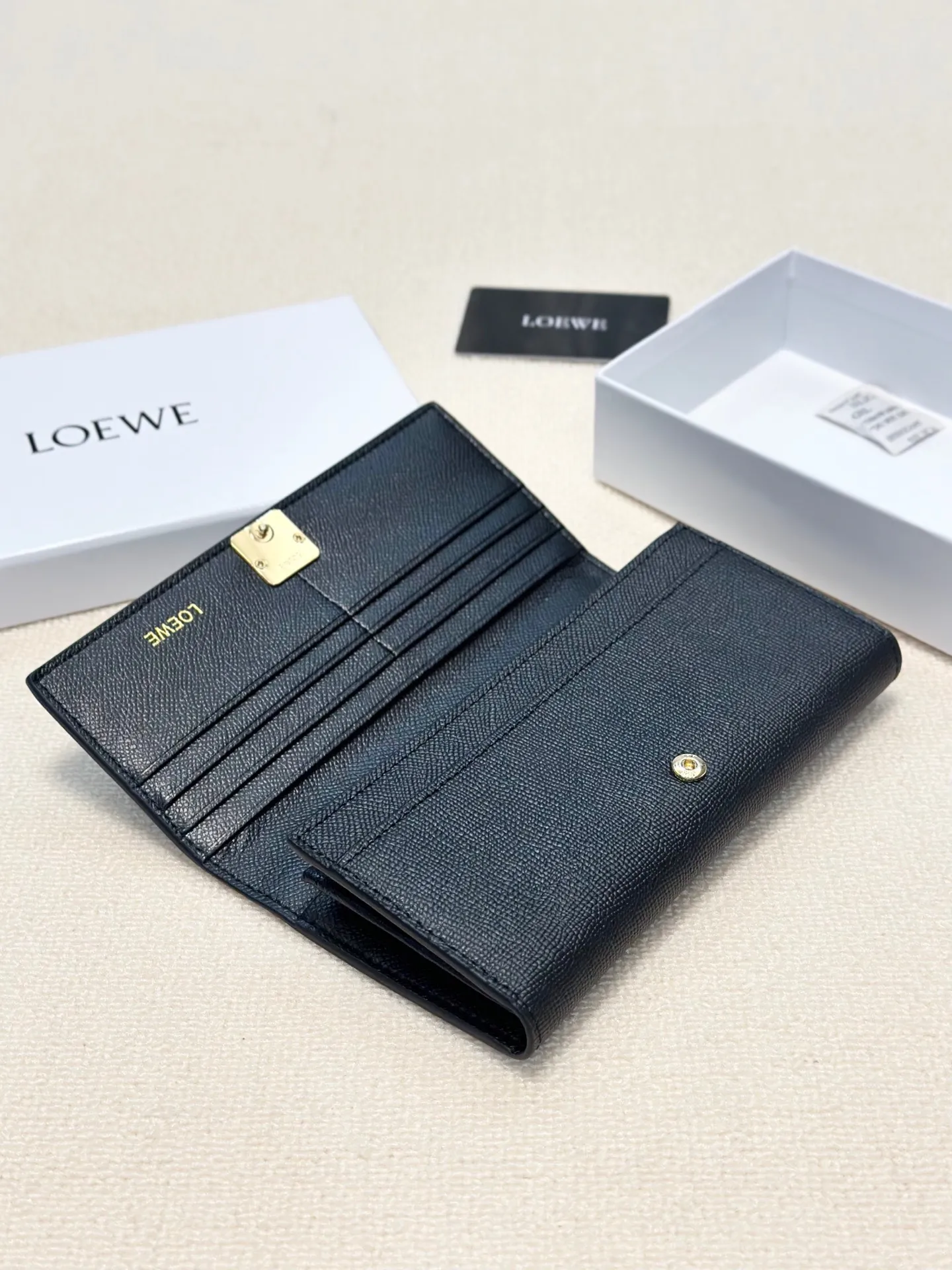 P95🎀🎀颜色 黑 粉 土黄🎀尺寸 19x10🎀罗意威爆款牛皮长款钱包🔥款式经典做工精细耐磨耐用手感极佳❤️