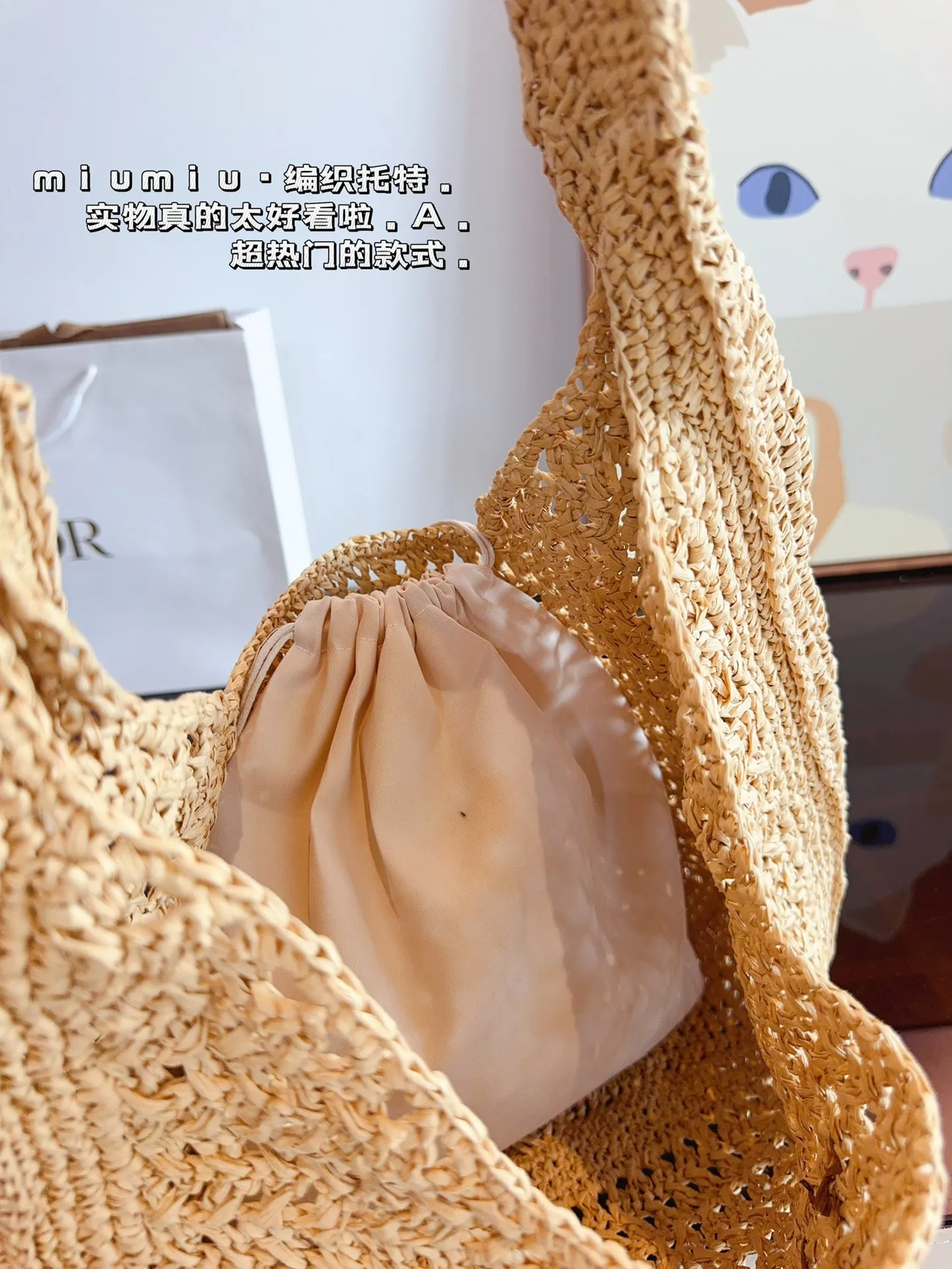 p160 miumiu 草编单肩包. 草编包的趋势再度袭卷而来,轻松成为本季新 宠!不论日常出游或是假日逛街,出镜率超高的包 款总让人联想到温暖的季节和愜意海滩时光。由拉 菲草编织而成,质地清新自然,从视觉到触感都自带夏日风情,为结构感鲜明的包款注入优雅精髓。尺寸:36*32cm