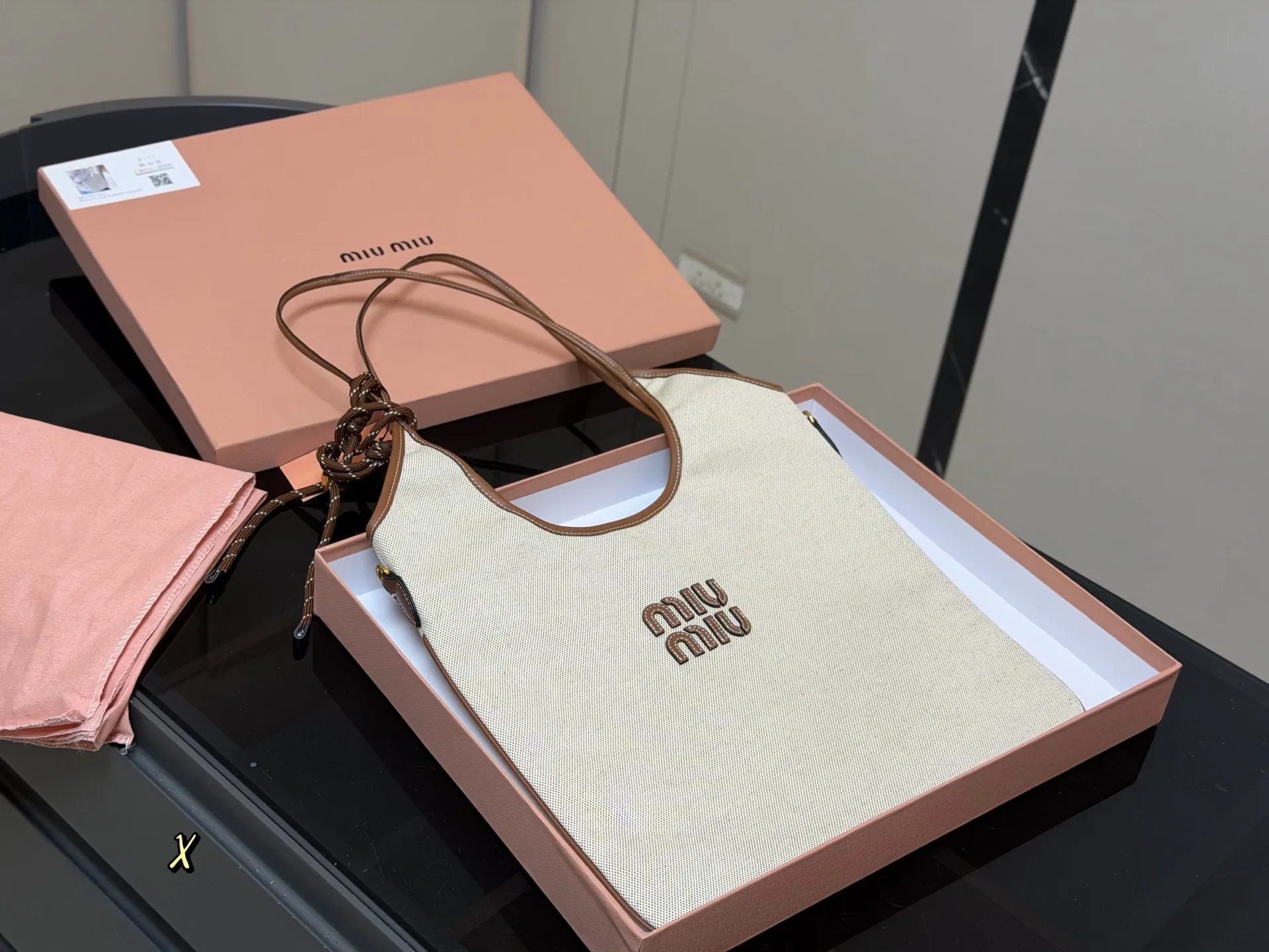 ¥175 全套包装 size:35*34cm miumiu新款托特tote 今年的风刮的太猛了 老多爆款了! 这款的版型也太好看了吧! miumiu准备承包我的夏天吗