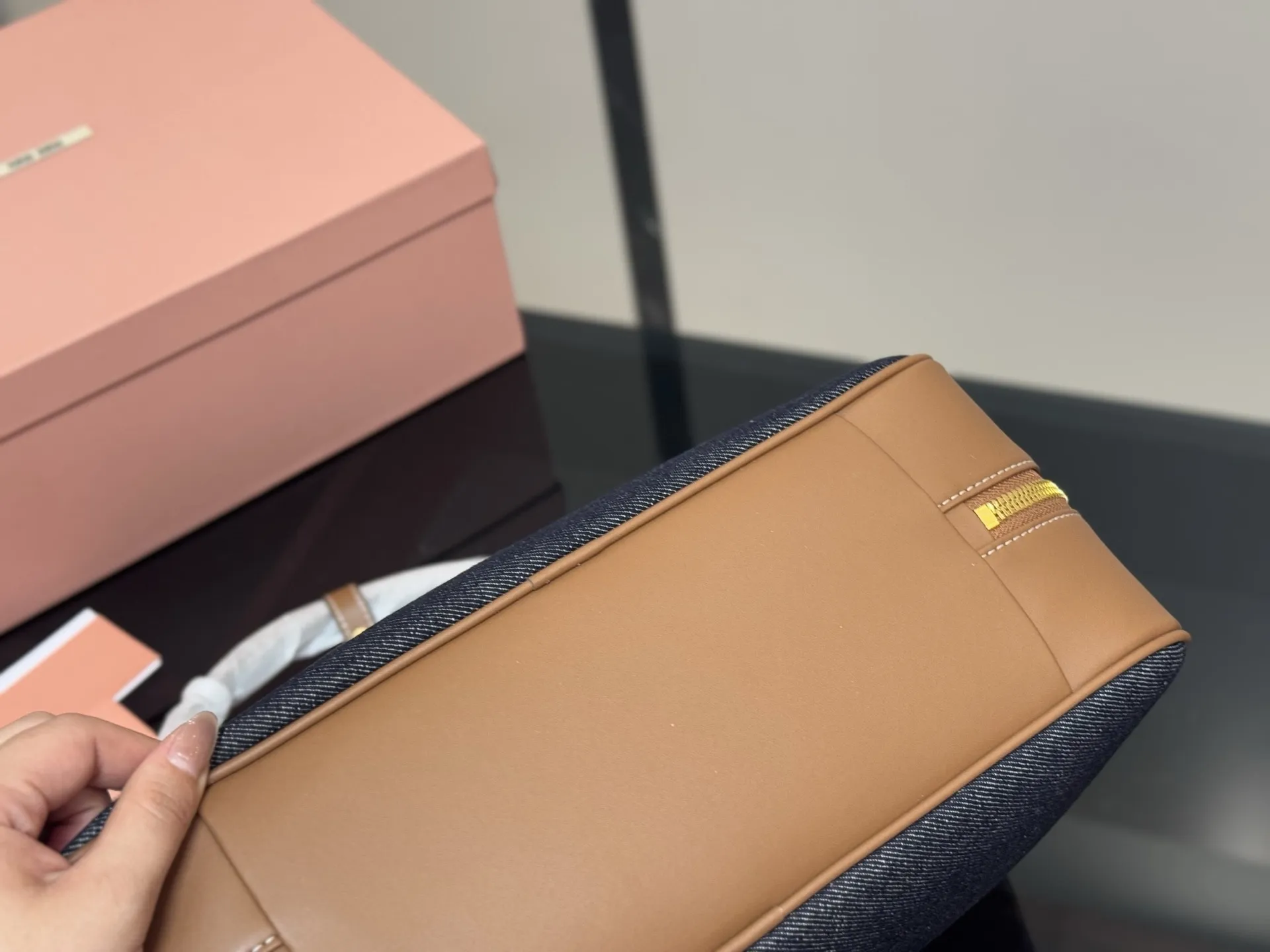 ¥195 无盒 size:35*22cm miumiu保龄球/公文包/ Miu又来抢钱了新款帆布公文包 来咯 ! 背起来都很nice 哦 可手拎也可斜挎! 出场就是miumiu小公主!