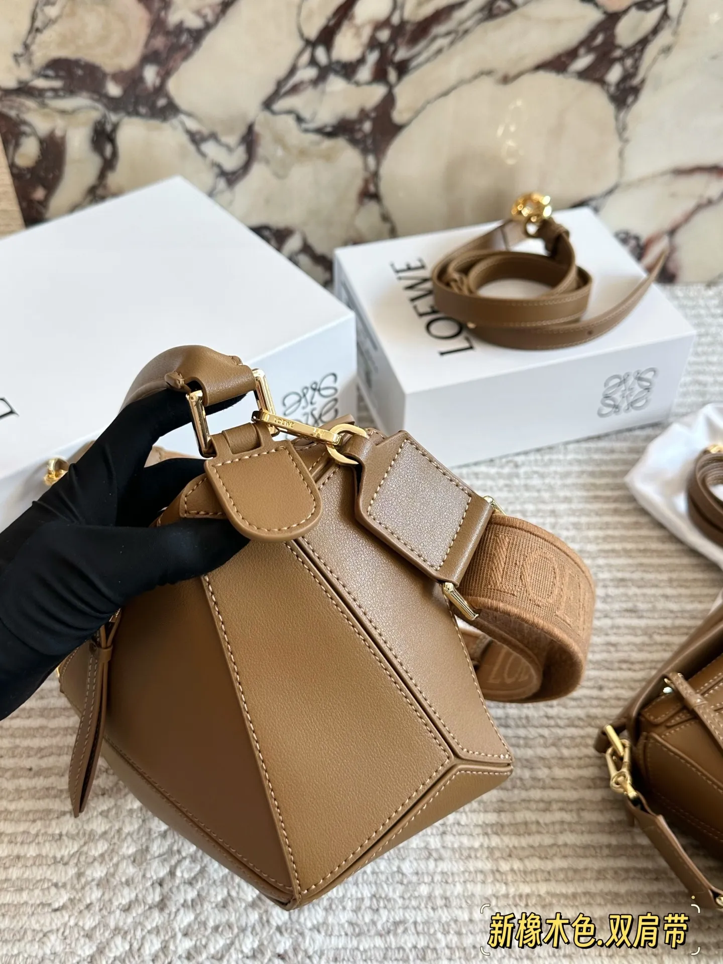 💰 260、💰230 配盒(双肩带) 尺寸:24*15cm(大) 18*10cm(迷你) loewe 几何包puzzle 真心是不能错过的, ⚠️牛皮品质🐂! 完全hold住! 罗意威|一根完美的肩带