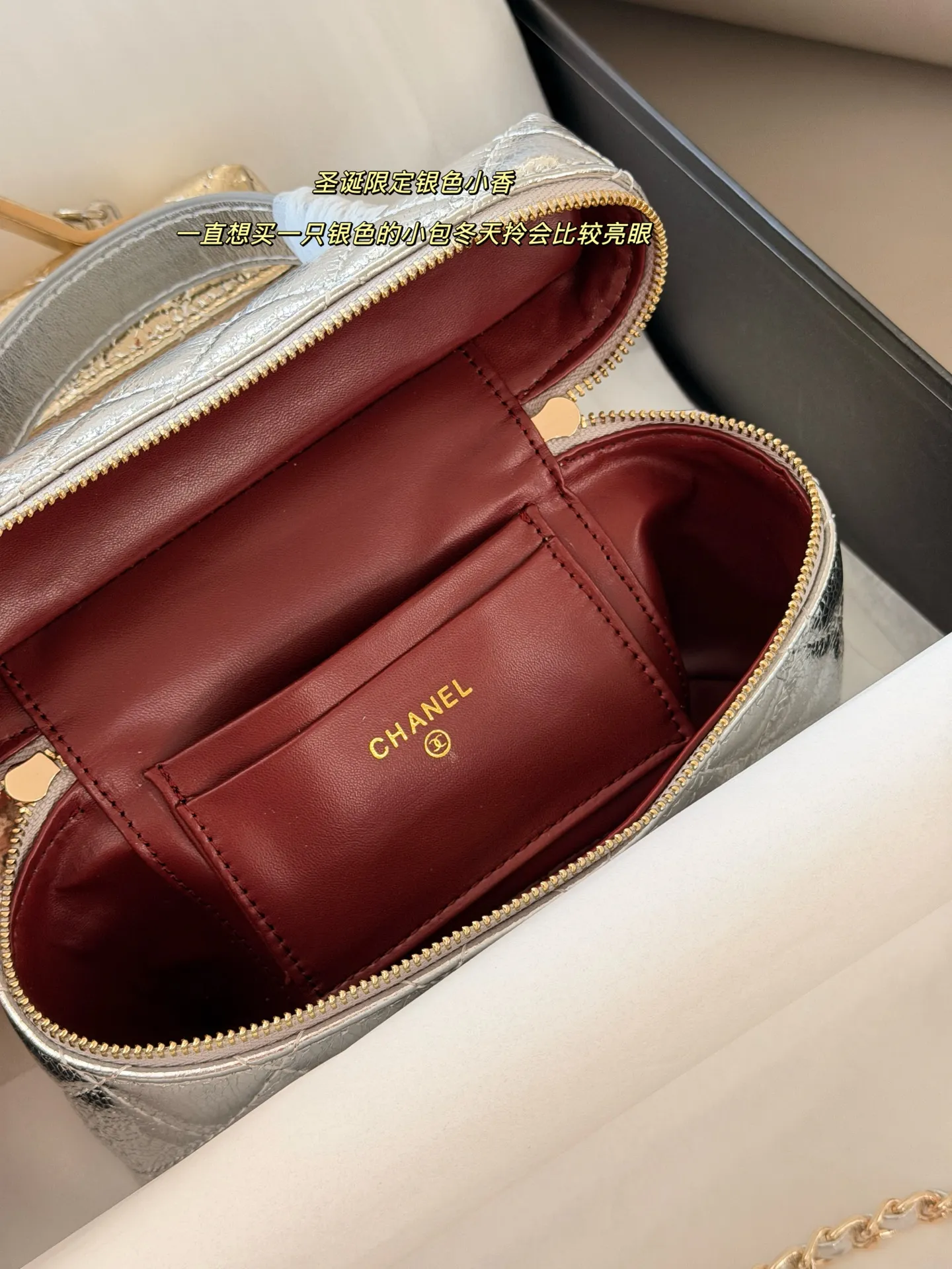 💰210 无盒 blingbling size:20(底宽)*12cm(高) 小香家 饭盒包 Lp Chanel26X圣诞限定银色 很有节日氛围感的银色 内里是红色皮质内里 很有质感! 整个包包手感也特别好! 可以手拿可以肩背链条长度刚刚好 搭配性也很强#