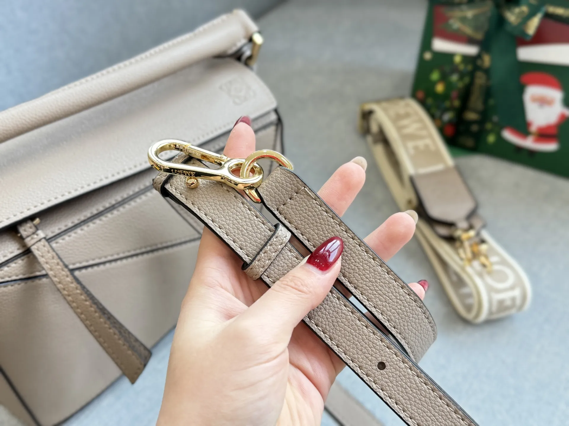 💰230 折叠盒 size:24×15 LOEWE罗意威 Puzzle 几何包 拼图包 斜挎手提包 质感超绝的一只! 柔软轻盈的napa皮 轻松打造随性慵懒的风格 松弛感拉满~ 今夏最精致的小包出现了