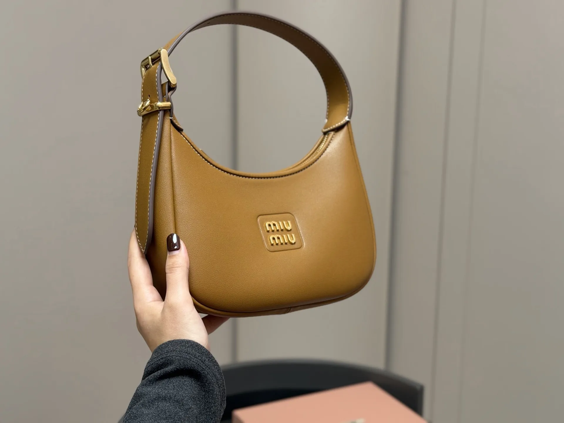 ¥175 配盒 升级版 size:23*13cm miumiu这新包, 新款Hobo,太好搭配了! 能拎、能挽、能肩背(有肩带), 可咸、可甜、可AC(Alcohol&Coffee)。一包在手,AC无忧~