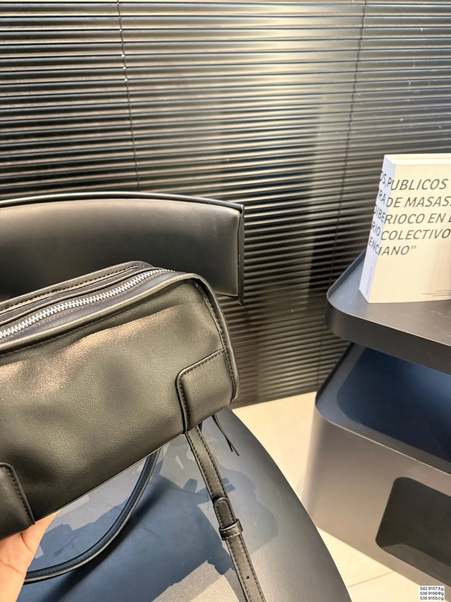 大号P260 中号P240 小号P225 罗意威这只简直太乖了 麂皮包今年冬天简直不要太火 银色loewe小锁也是酷的很 这个还可以加肩带单肩斜挎 一整个就是实用的美包！ 尺寸大35 22 中25 19小22 12 货号大9157 中9156 小9155