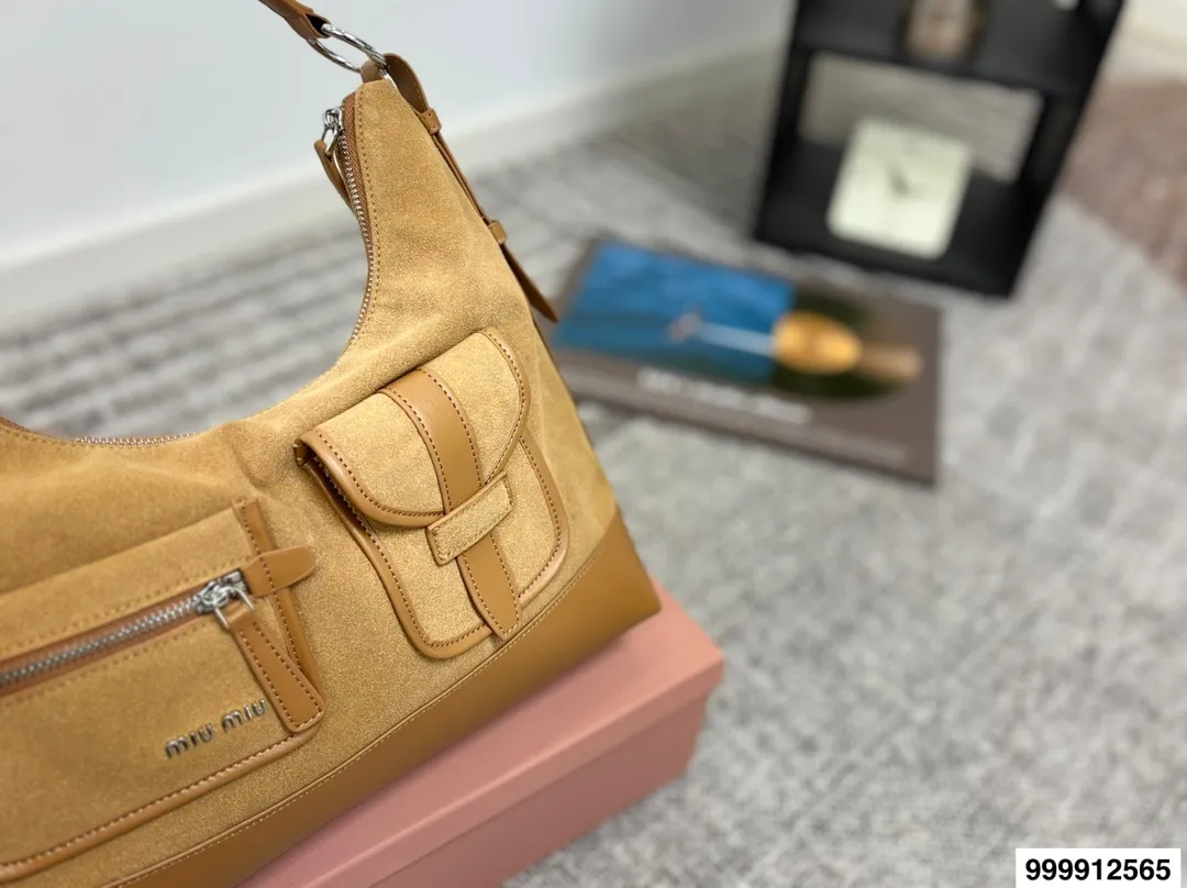 p175 超纤密封包装 缪缪腋下 miumiu特别的包包。大多包型的设计都是偏简单、基础的，只是当时颜色和材质的运用，让人觉得每款包包都有一个创意点 #miumiu #腰包 #MIUMIU # 尺寸35 24