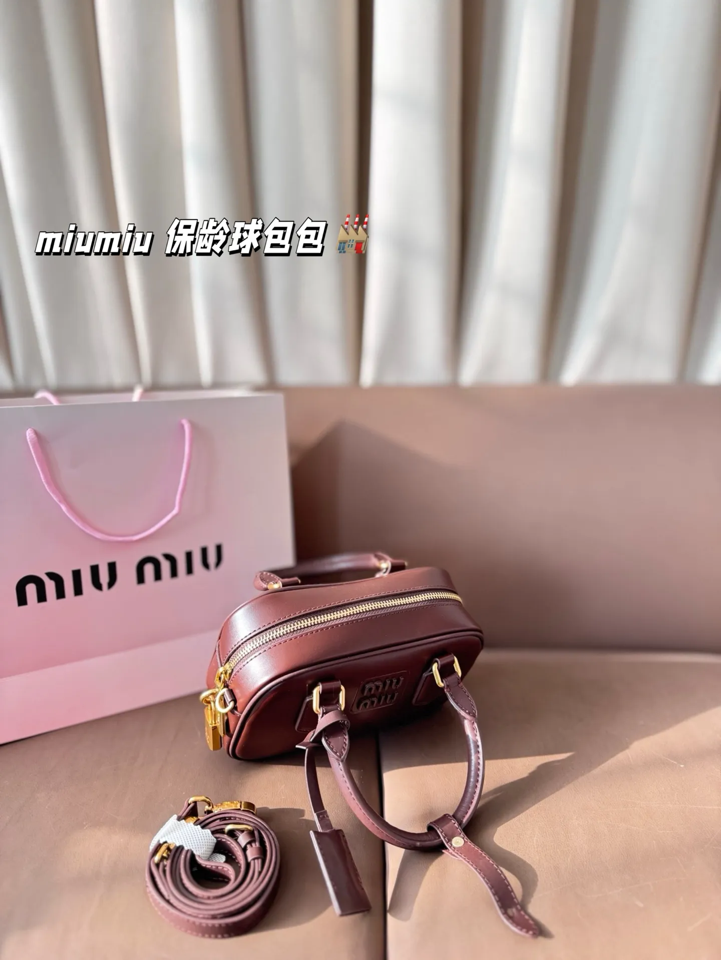 P225 缪缪 可盐可甜的女孩 miumiu 保龄球包包 好搭 什么风格都能驾驭 材质很柔软 容量也非常OK 复古俏皮的hobo包型 是近期几乎天天拿出门的包包！ 尺寸：21*14