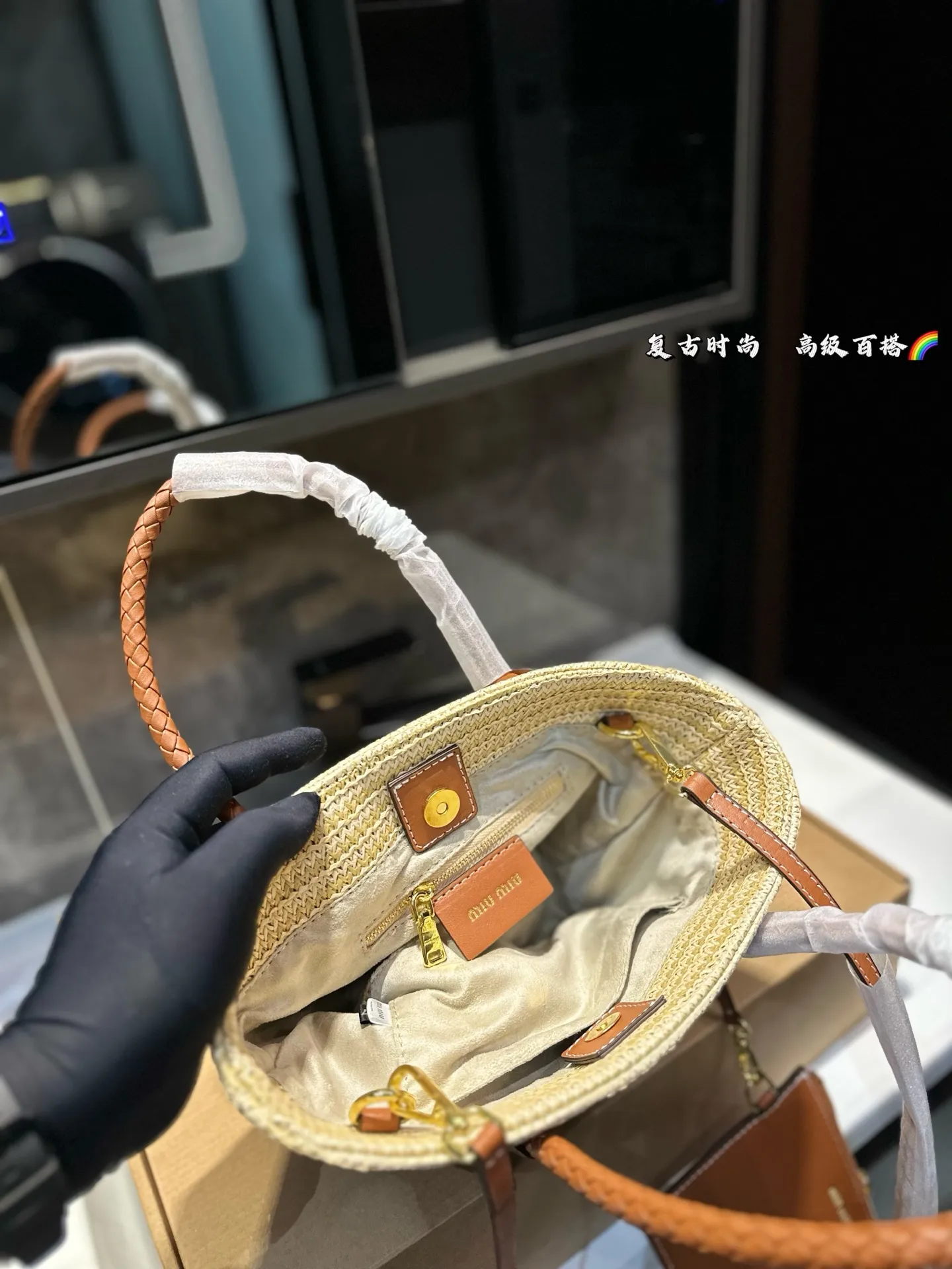 ❤️P145P135(礼盒包装)❤️ 缪缪MIUMIU 编织托特包 限定款hobo也太好看了 质感很高级 容量超级大也很耐用 日常出街背它回头率百分百 尺寸:大号24 26 小号16 18