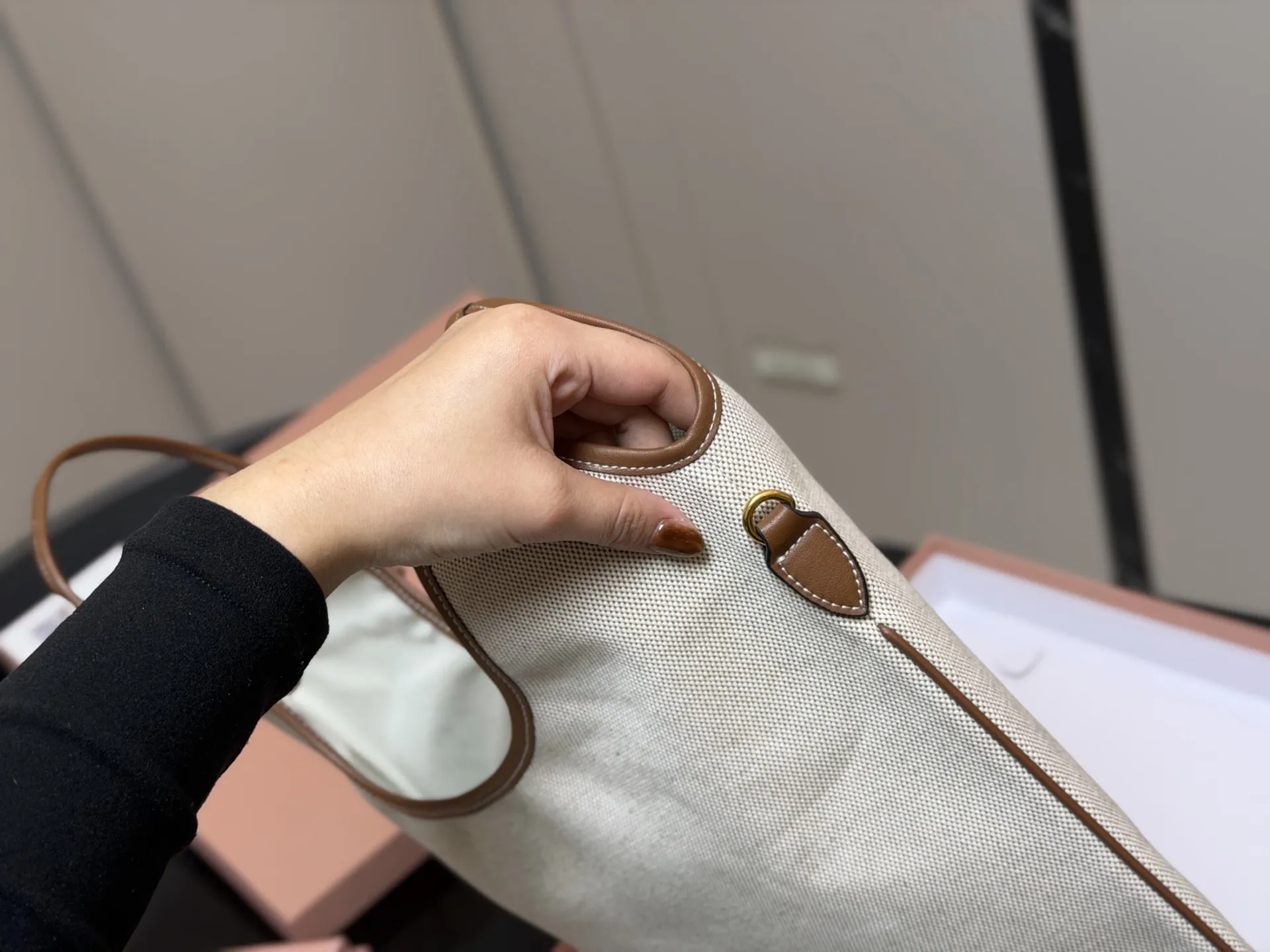 &yen;175 全套包装 size：35*34cm miumiu新款托特tote 今年的风刮的太猛了 老多爆款了！ 这款的版型也太好看了吧！ miumiu准备承包我的夏天吗