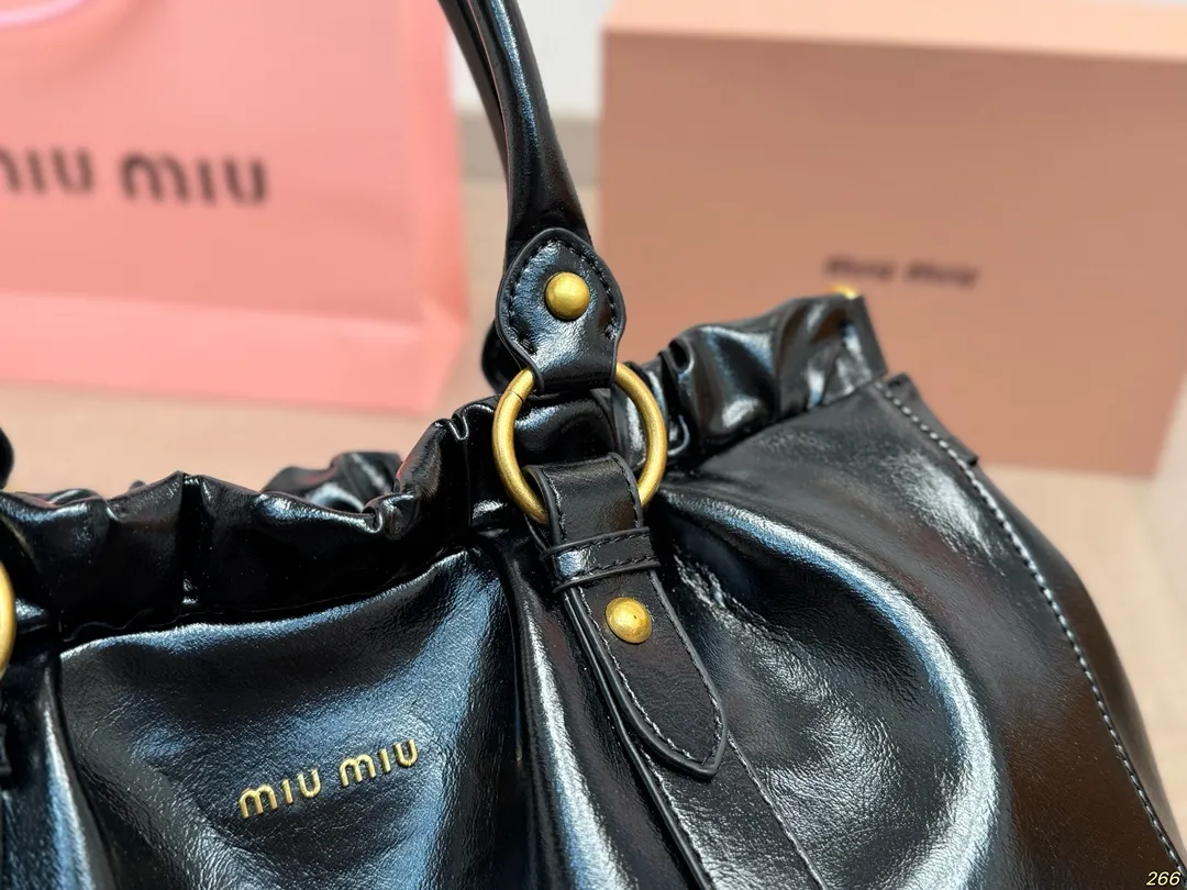 &yen;190 缪缪MIUMIU手提包 旅行出差旅游带它超方便 超级抢眼 爱了爱了 真是叫人无法抗拒 又美又能装！ 尺寸33 23