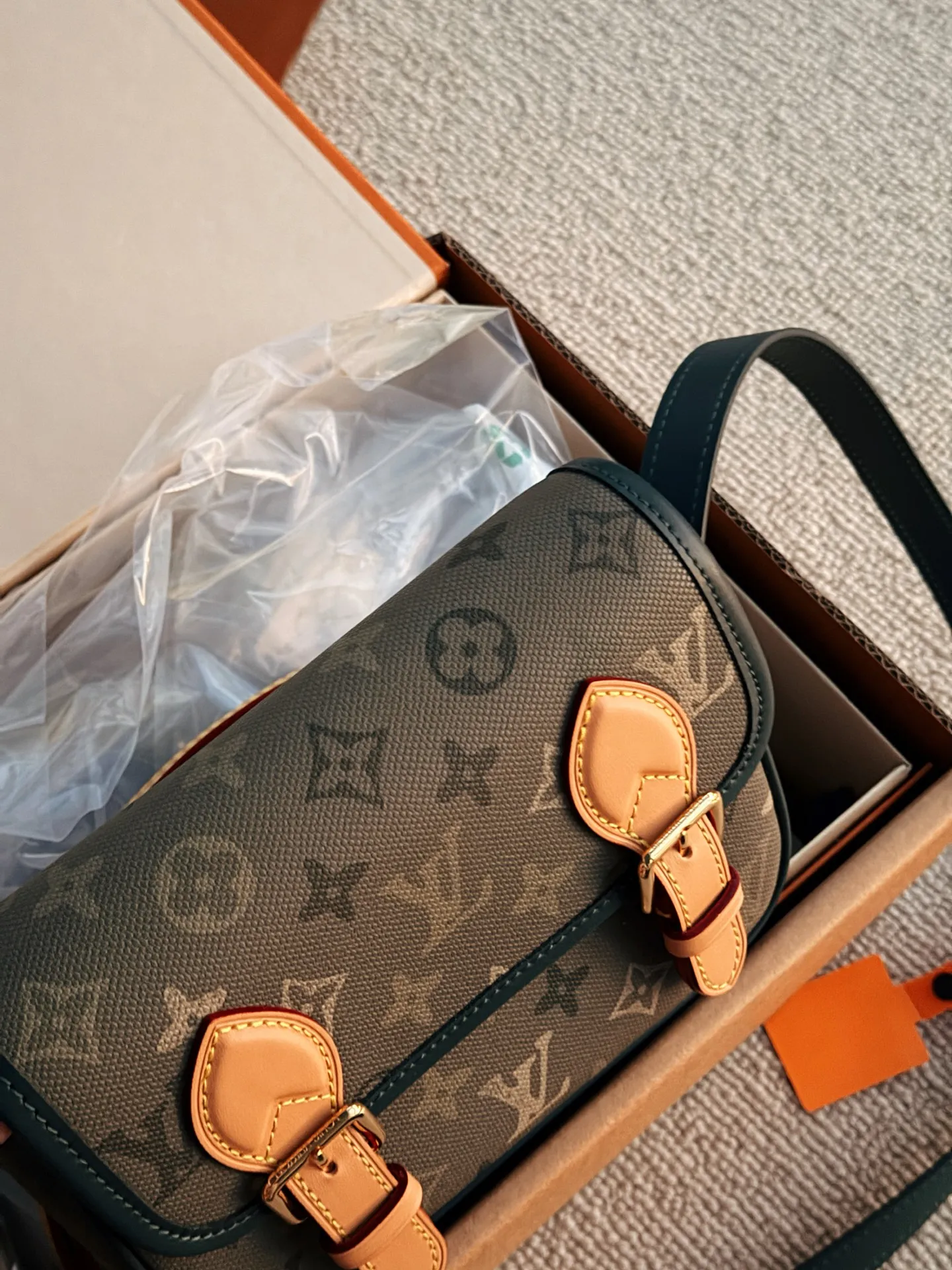 💰200 配盒 全钢五金 size:20*14cm L家 邮差包男包新品! 新款的 绿色Satchel小邮差包 不大不小容量还十分可观!!!自带复古学院气息!很有vintage的感觉!九月份新款买它就够了!!!!