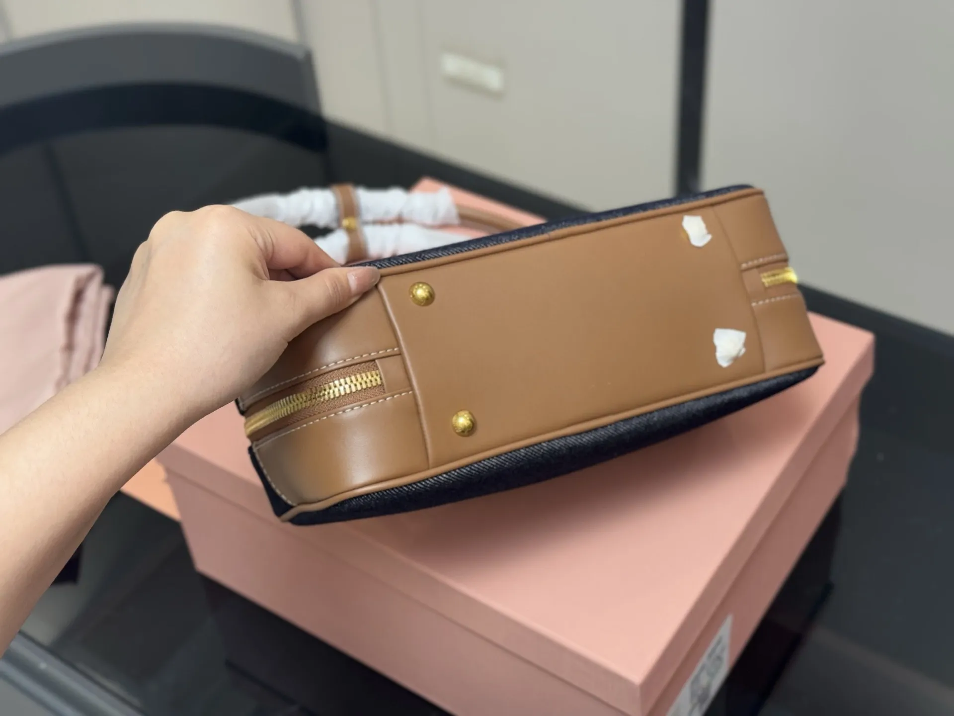 ¥195 升级版配盒 size:28*13cm miumiu保龄球/公文包/ 包包甜度刚好! 很难不爱啊啊! 可手拎也可斜挎 绝对不是小废包哦!容量足足的~~ 出场就是miumiu小公主!