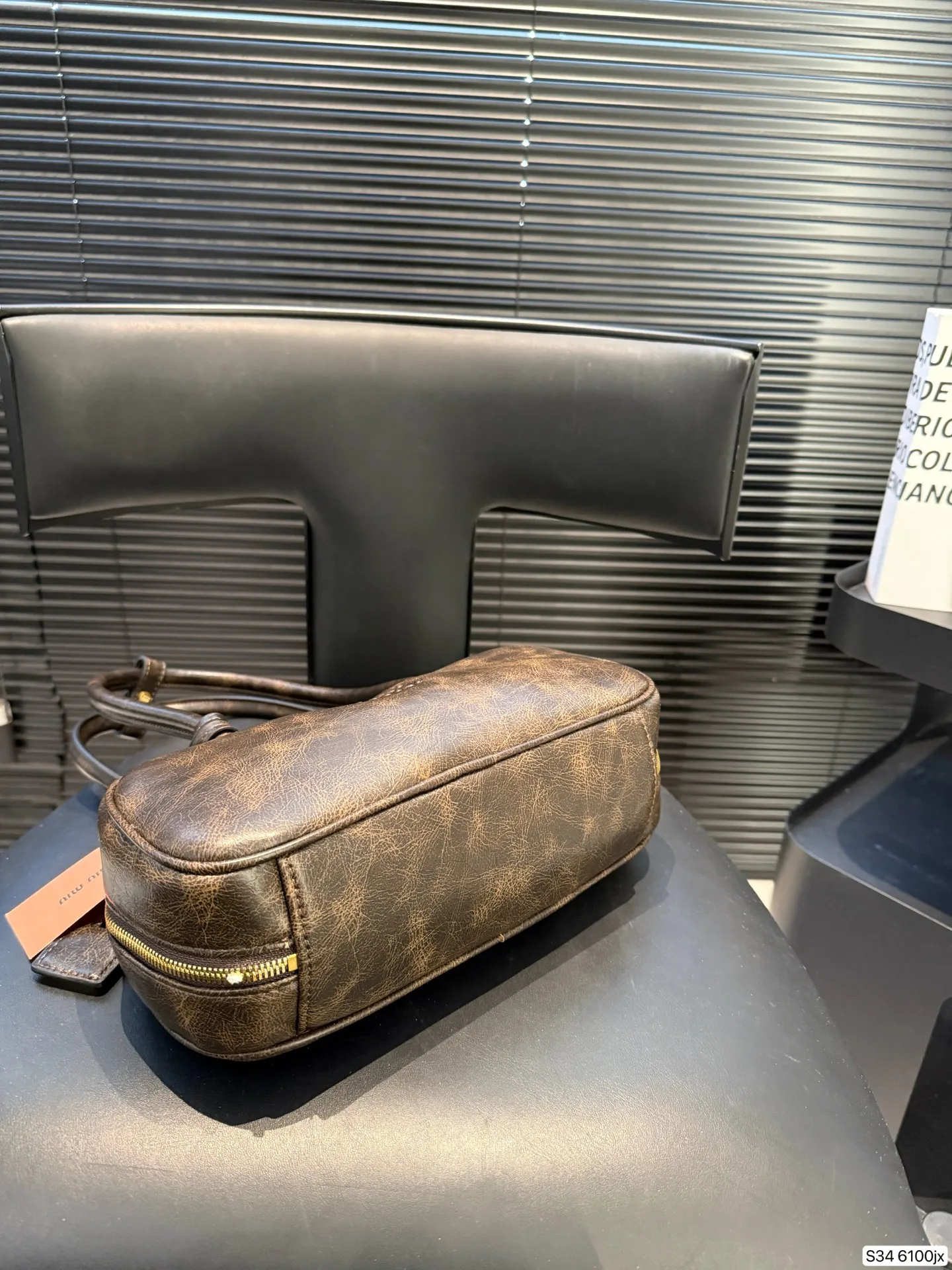 P220 缪缪MIUMIU 保龄球手提包 轻轻松松高级感 包包手感巨好容量也很不赖 简单却又不失华丽 不要觉得会炸眼太高调了什么的 根本不会! 在你的精简穿搭上简直就是点睛之笔 尺寸:27 12 货号6100