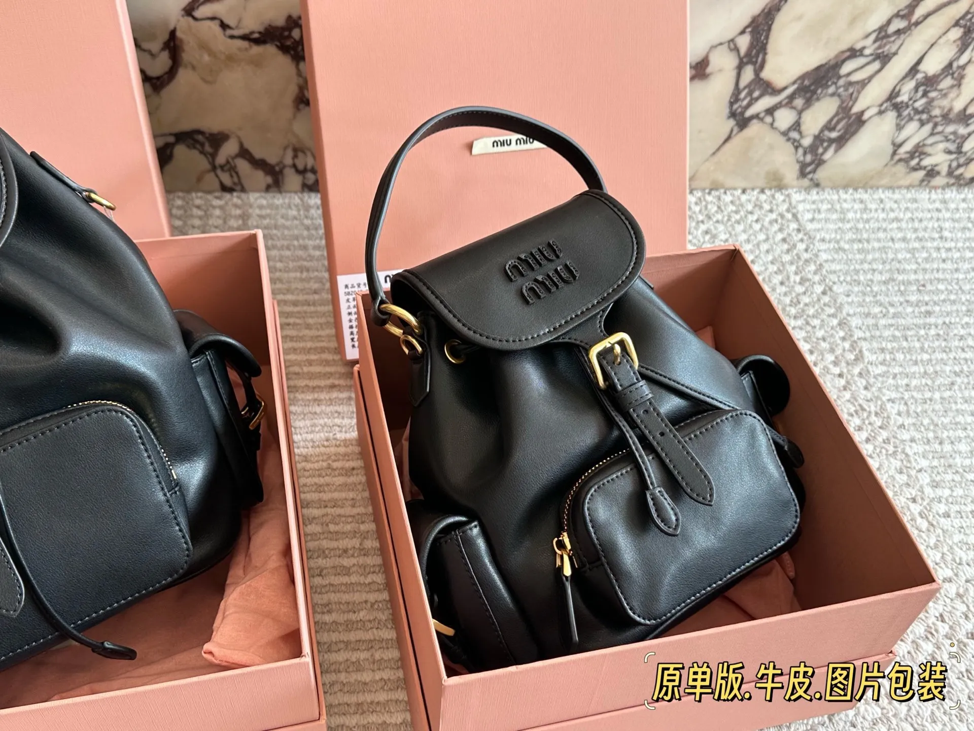 💰285、💰275 miumiu双肩包 又一季特别美丽的MiuMiu 今天去看了Miu Miu 2025春夏系列的预览。尽管上海一夜之间大幅降温，白天阳光依旧非常充沛美丽一就像一 如既往可可爱爱的Miu Miu四 所以下一季的流行风向，自然隐藏在Miu Miu 25春夏的各个角落。尺寸30*30cm/22*21cm