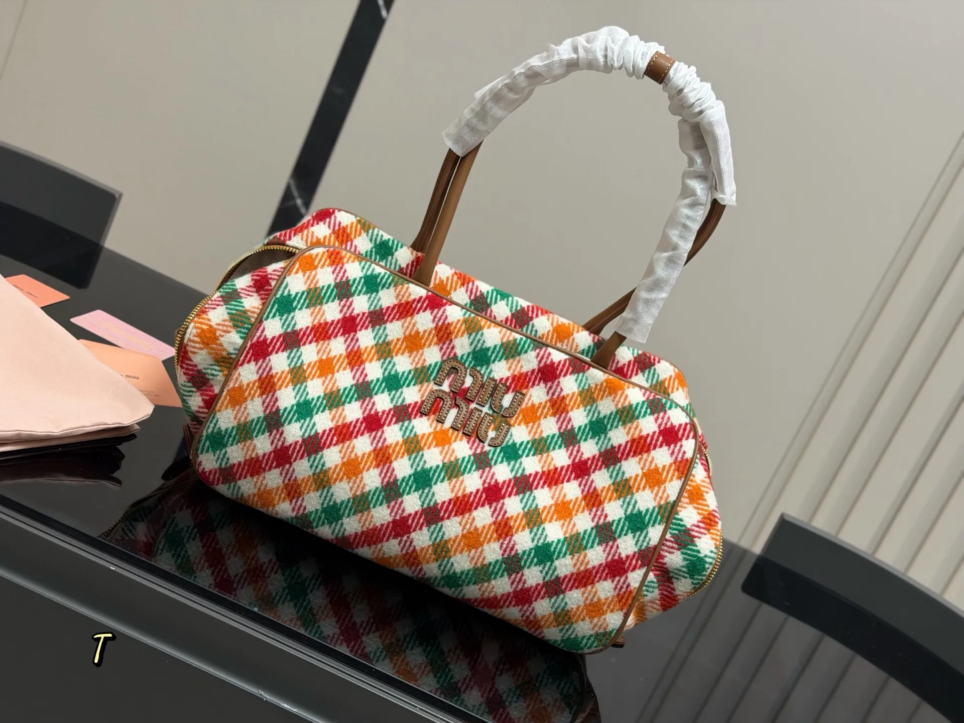 ¥170 无盒 size:35*22cm miumiu保龄球/公文包/ 采用小牛皮 皮质光滑细腻柔软, 棉质缎面衬里。 背起来都很nice 哦 可手拎也可斜挎! 出场就是miumiu小公主!