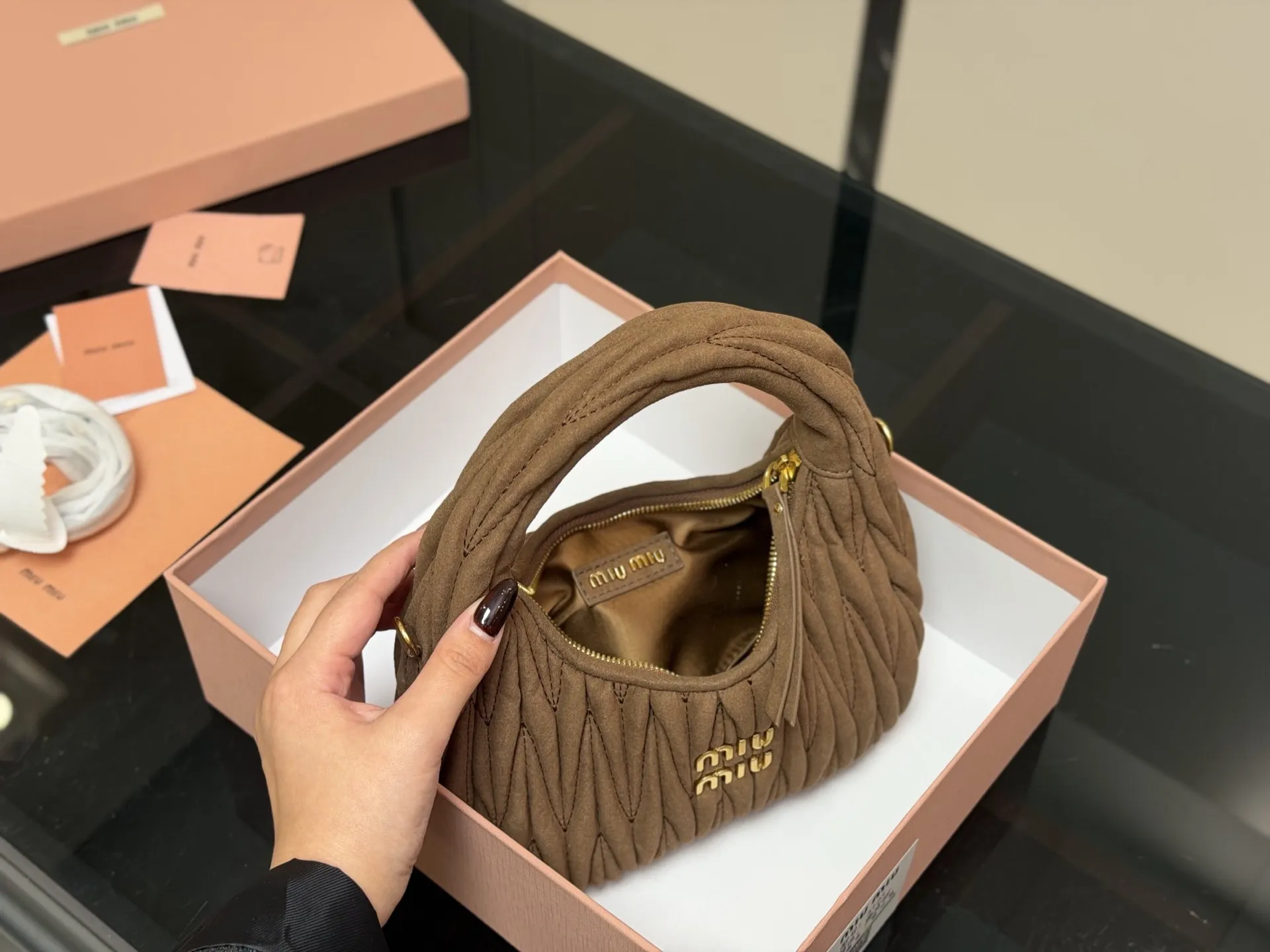 ¥170 配盒 size:22*11cm 可盐可甜的 MiuMiu 女孩 miumiu wander包包 好搭 什么风格都能驾驭 材质很柔软 容量也非常OK 复古俏皮的hobo包型 是近期几乎天天拿出门的包包!