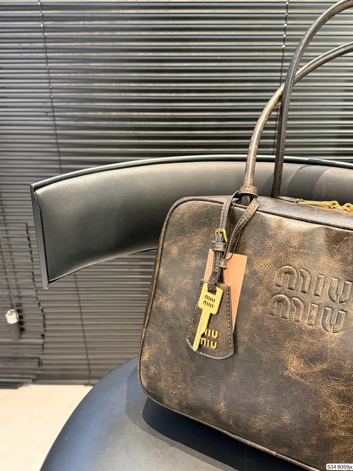 P220 缪缪MIUMIU 保龄球手提包 轻轻松松高级感 包包手感巨好容量也很不赖 简单却又不失华丽 不要觉得会炸眼太高调了什么的 根本不会！ 在你的精简穿搭上简直就是点睛之笔 尺寸：34 23 货号8055