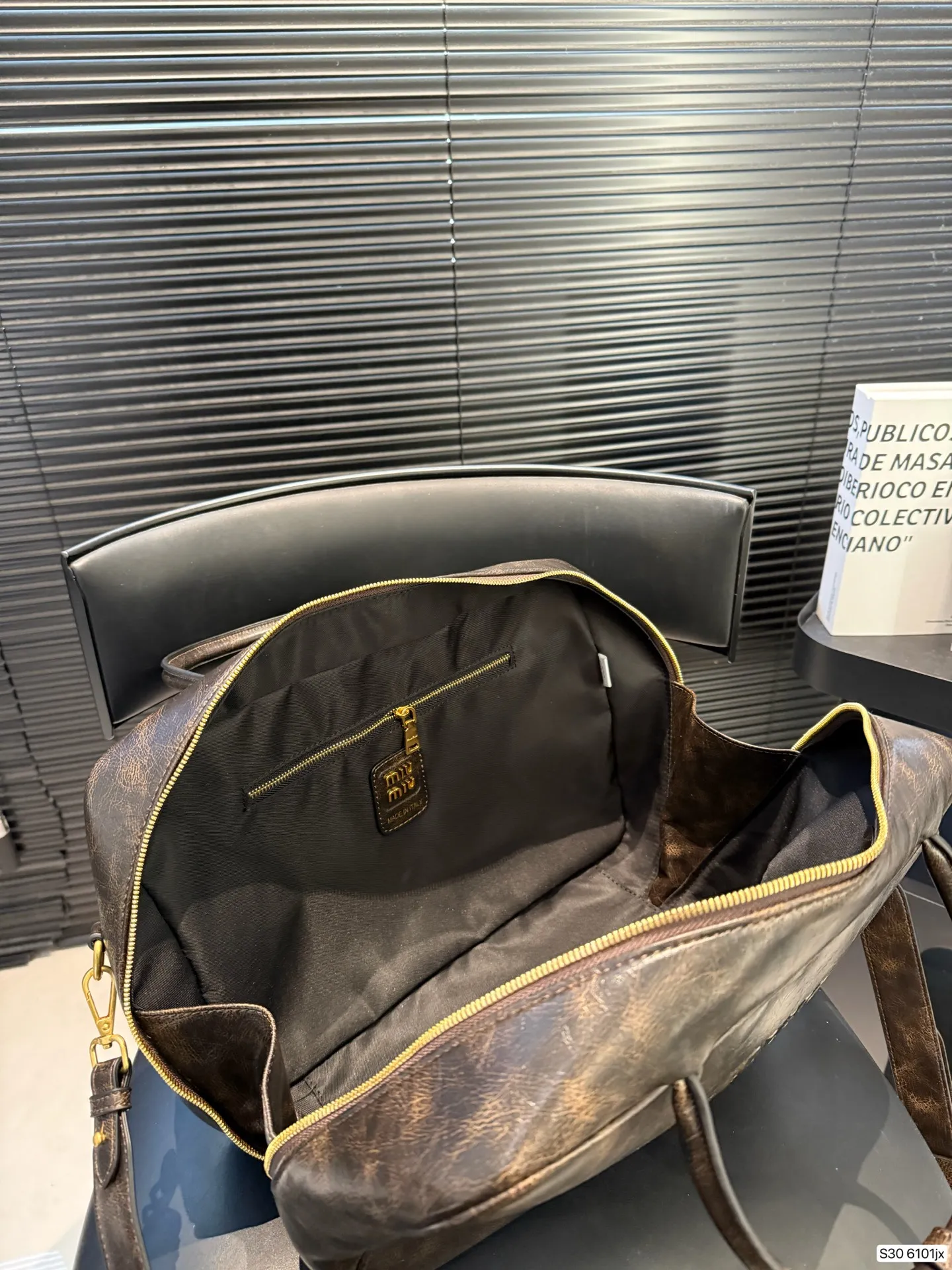 P200 miumiu 保龄球公文包 miumiu 保龄球公文包 质感很高级 容量超级大也很耐用 日常出街背它回头率百分百 就是这种随性慵懒感 尺寸34 23 货号6101