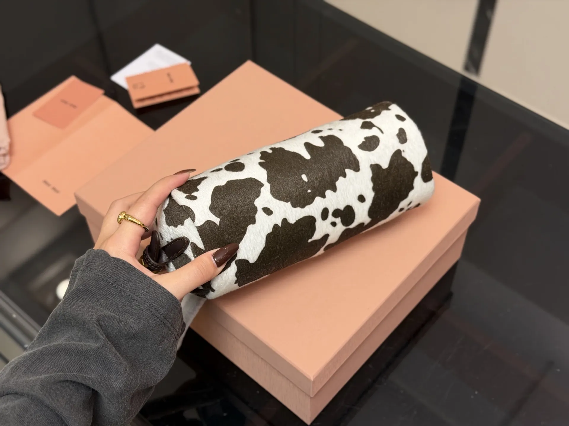 &yen;120 配礼盒 size：23*19cm miumiu的笔筒包 性价比也太高了！ 麂皮质感超软糯 每个色都像从韩剧女主衣柜偷出来的