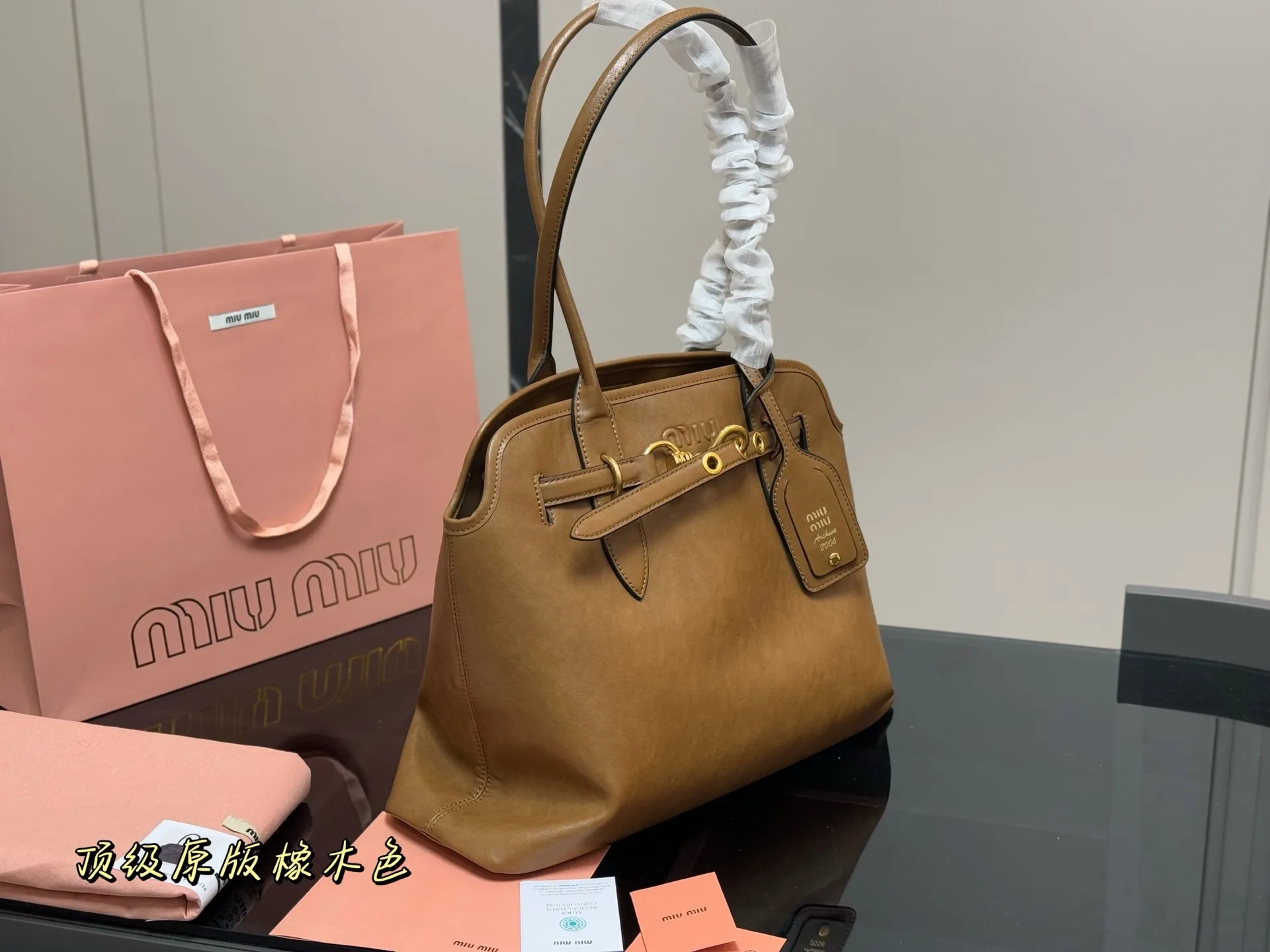 ¥235 原版 size:41.31cm miumiu 中古托特包包, 特别喜欢这个的设计! miumiu的坑真的好仙女好好看! 真的很有质感! 可斜挎可手拿可单肩, 日常约会出行简单好搭配。