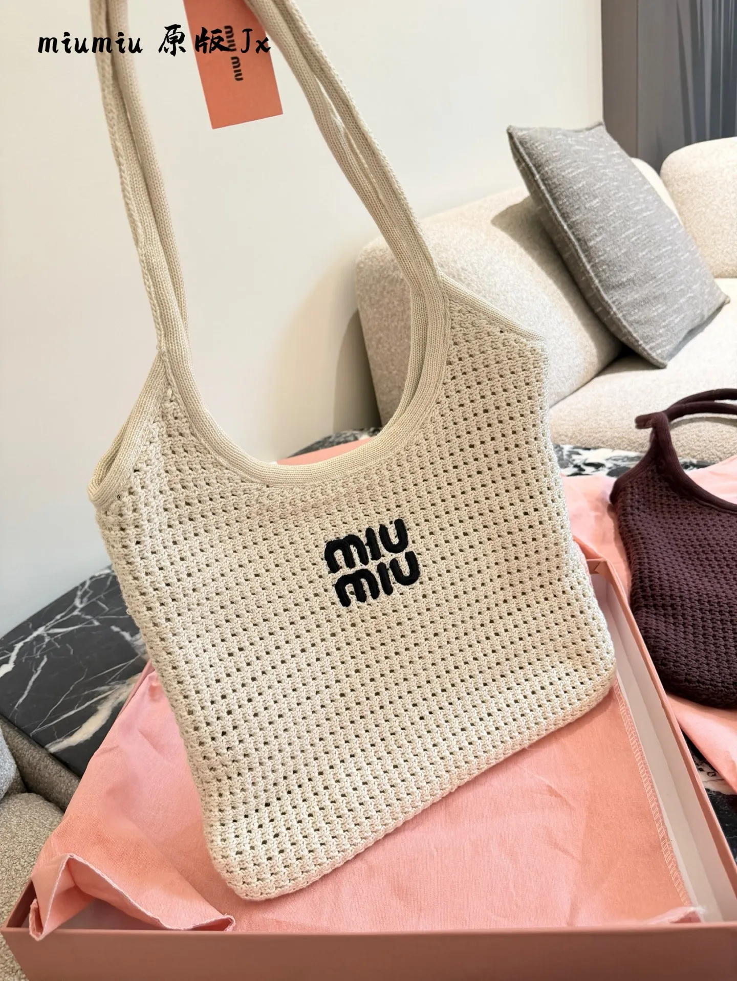 MiuMiu 编织托特👜p240 独特的镂空针织纹理设计,内层帆布衬里,搭配可拆卸帆布小包,可做独立小腋下包或手包使用,多种背法,适合各种搭配,大胆创新的设计完美诠释了 Miu不拘一格,潇洒随性,今年超爆🔥款式,包身非常轻巧,气质随性慵懒,容量超大,上班通勤,外出游玩都是绝佳选择