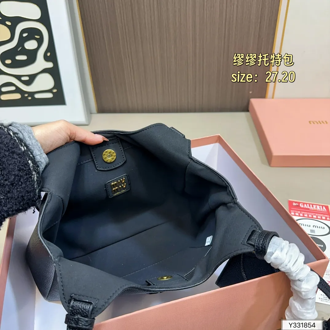 💰170 .配礼盒🎁. 缪缪MIUMIU 秋冬新款托特包 最火得miumiu 女孩.. 甜度刚刚好 很难不爱的 散发着复古的气息 背上它不仅是公主也是女王 小小的身体大大的容量 特别能装💯 尺寸：27.20