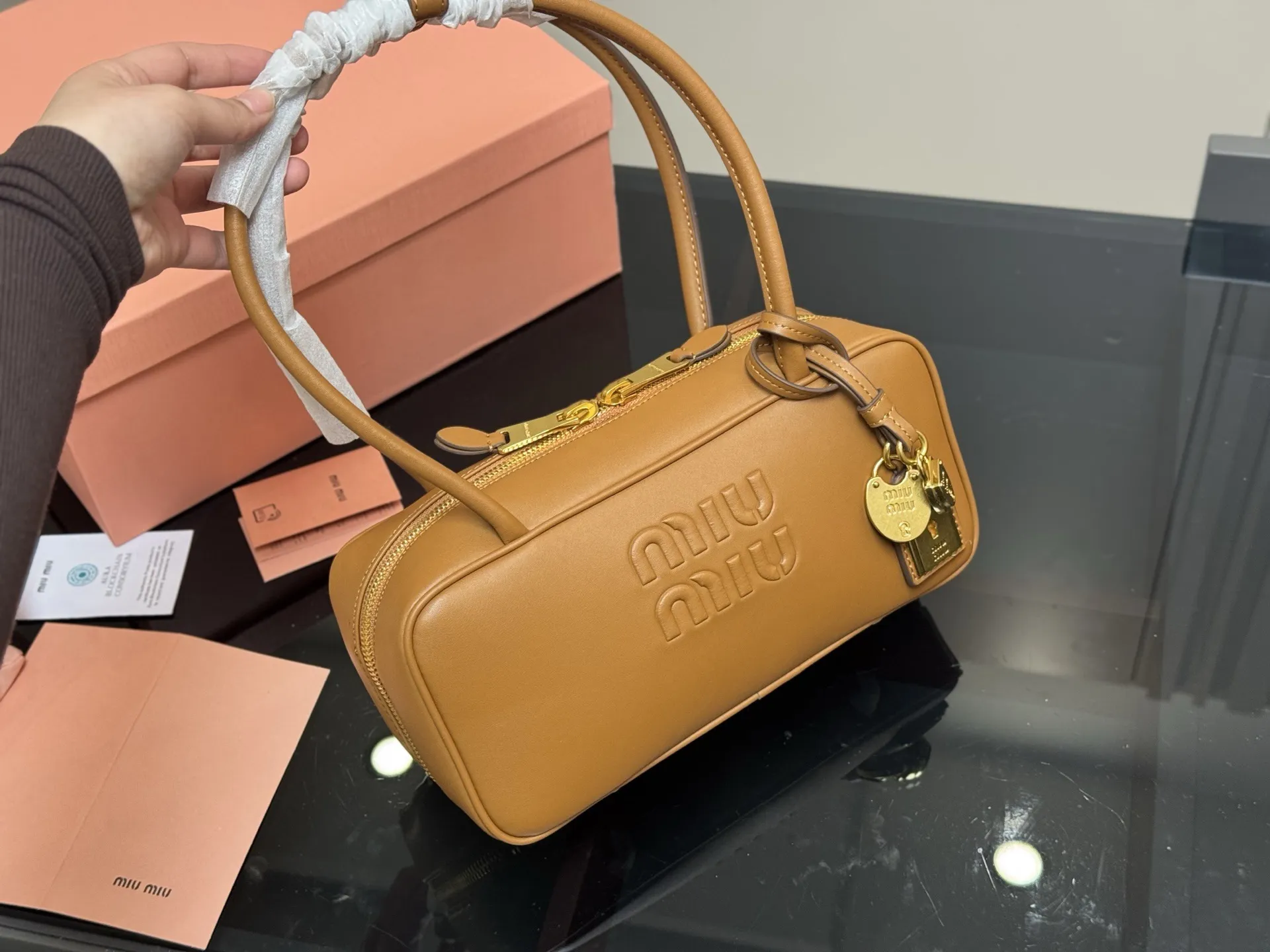 &yen;215 升级版配盒 size：28*13cm miumiu保龄球/公文包/ 包包甜度刚好！ 很难不爱啊啊！ 可手拎也可斜挎 绝对不是小废包哦!容量足足的~~ 出场就是miumiu小公主！