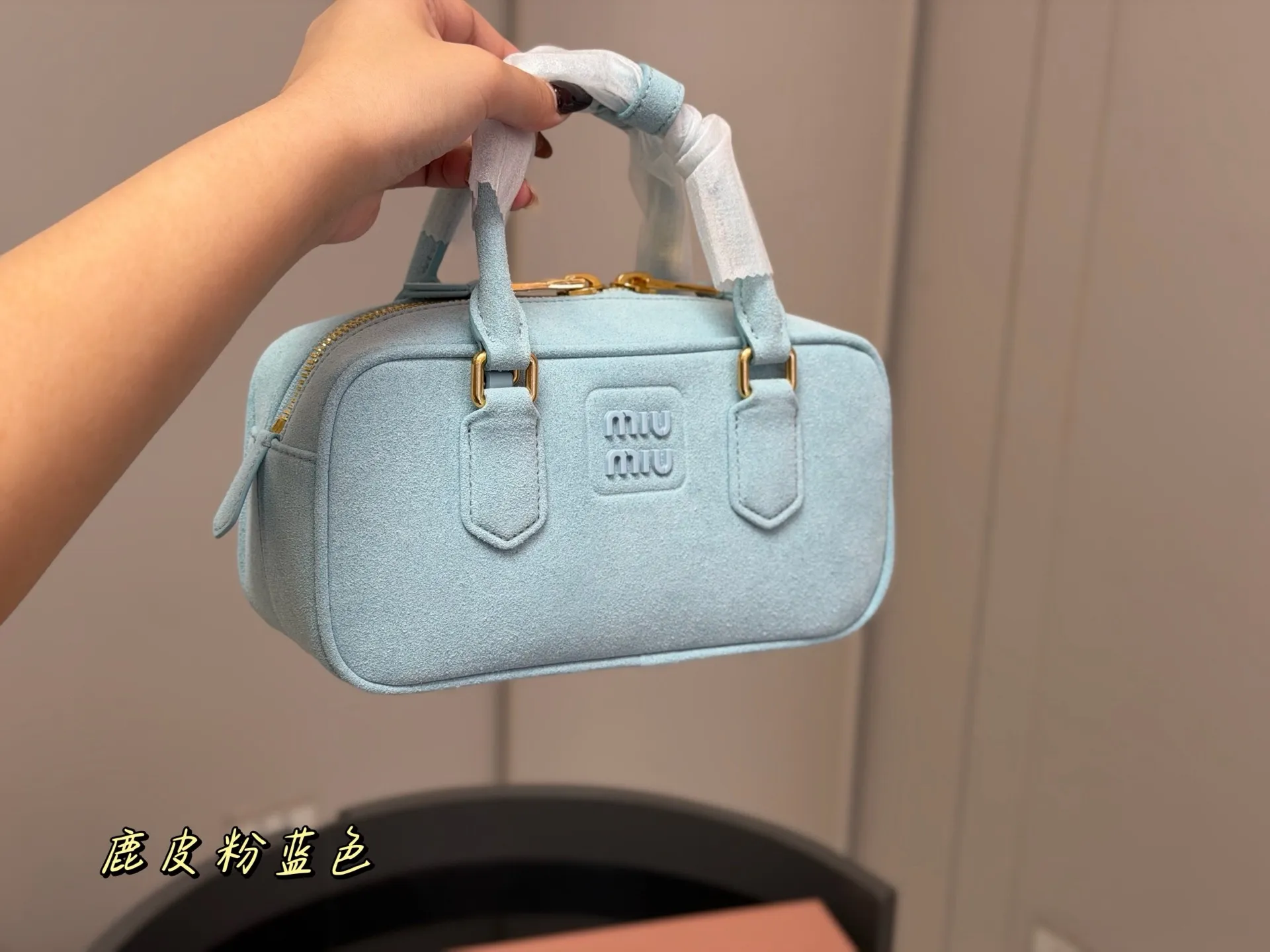 &yen;200 升级版配盒 size：23*12cm miumiu保龄球 新尺寸‼️ 很难不爱啊啊！ 这个尺寸很难不动心哦！ 可手拎也可斜挎 容量足足的~~ 出场就是miumiu小公主！