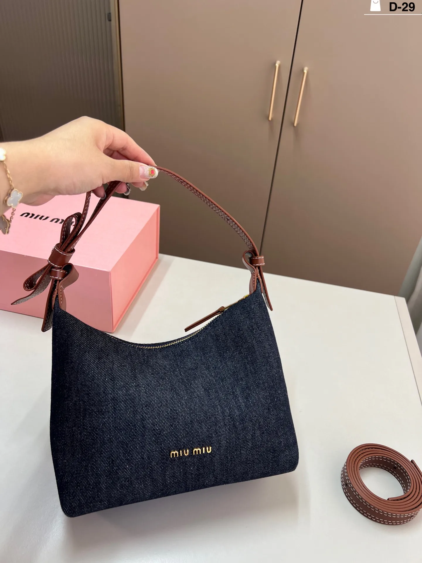 💰p125 miumiu新款速递~牛仔小饭盒是真好看 软软饱饱的又可爱又漂亮！ miu里miu气！可爱的不行啦！ D-29尺寸22&times;16折叠盒