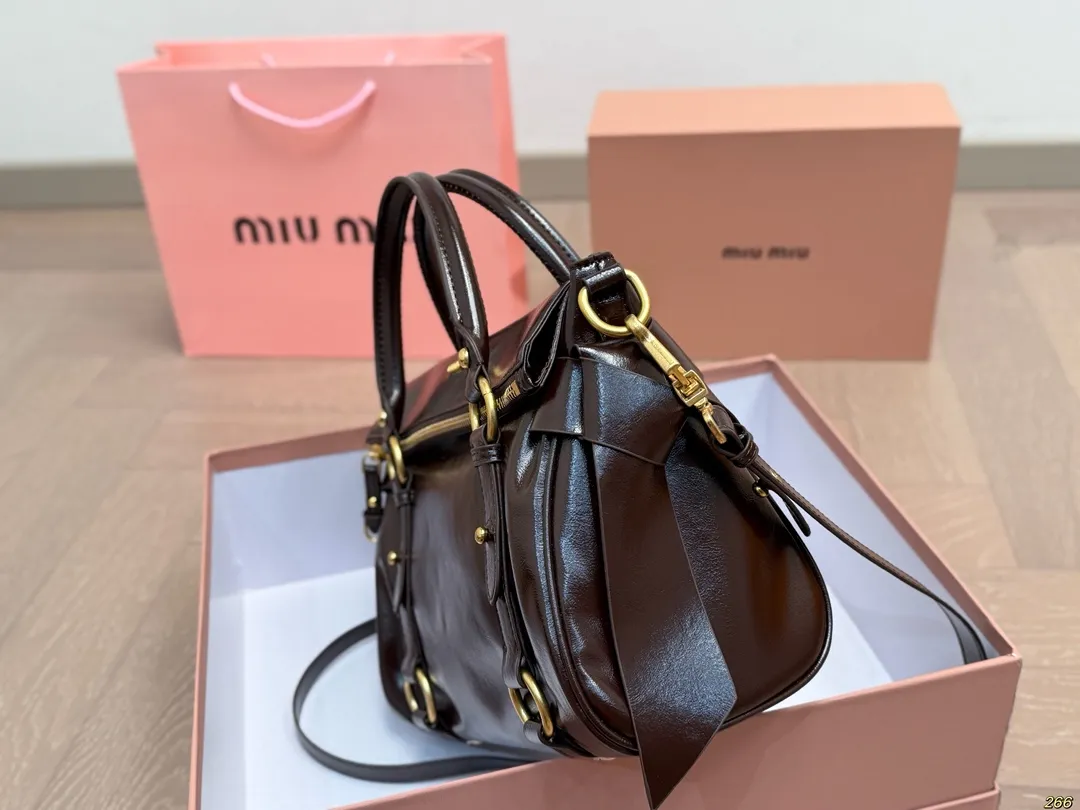 &yen;190配盒 缪缪MIUMIU手提包 旅行出差旅游带它超方便 超级抢眼 爱了爱了 真是叫人无法抗拒 又美又能装！ 尺寸26 20