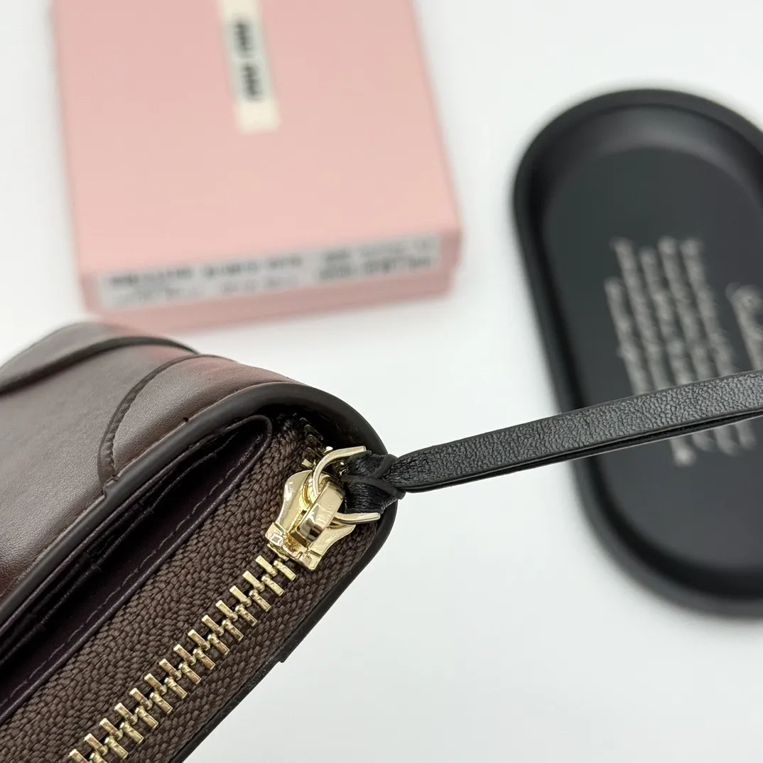 p100🎀miumiu V07🎀颜色 黑色 棕色 咖啡色🎀尺寸:10.5*10*3🎀miumiu专柜最新款火爆登场!采用头层牛皮,做工精致, 媲美专柜!多功能小钱包,超级精致时尚!