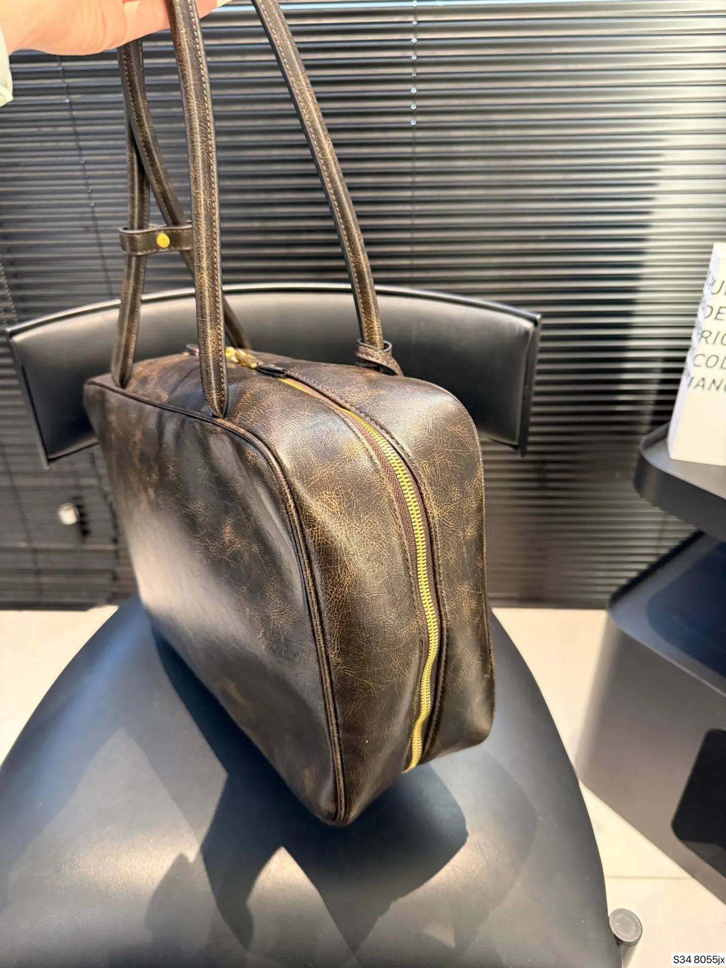 P220 缪缪MIUMIU 保龄球手提包 轻轻松松高级感 包包手感巨好容量也很不赖 简单却又不失华丽 不要觉得会炸眼太高调了什么的 根本不会！ 在你的精简穿搭上简直就是点睛之笔 尺寸：34 23 货号8055