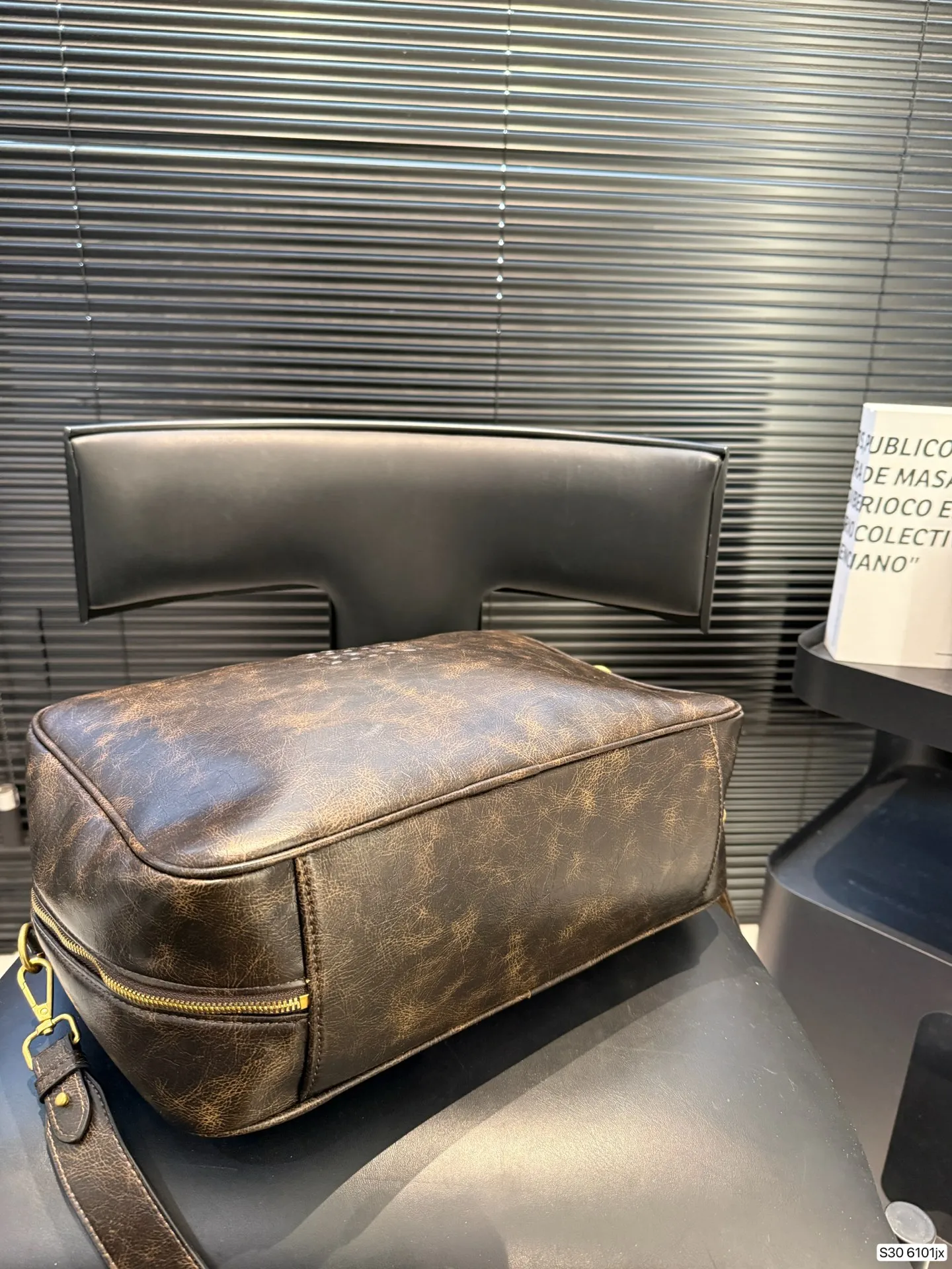 P200 miumiu 保龄球公文包 miumiu 保龄球公文包 质感很高级 容量超级大也很耐用 日常出街背它回头率百分百 就是这种随性慵懒感 尺寸34 23 货号6101