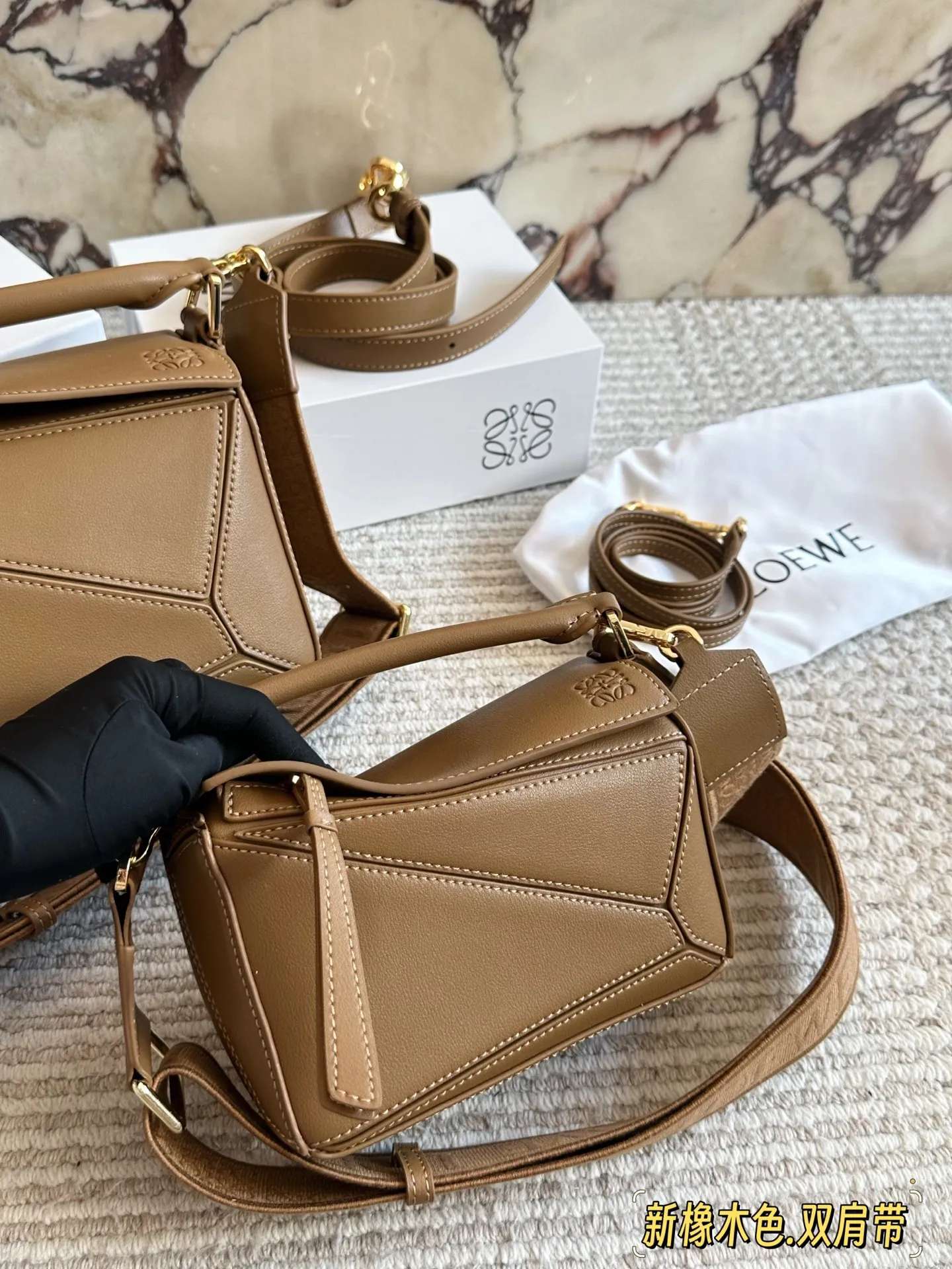 💰 260、💰230 配盒(双肩带) 尺寸:24*15cm(大) 18*10cm(迷你) loewe 几何包puzzle 真心是不能错过的, ⚠️牛皮品质🐂! 完全hold住! 罗意威|一根完美的肩带