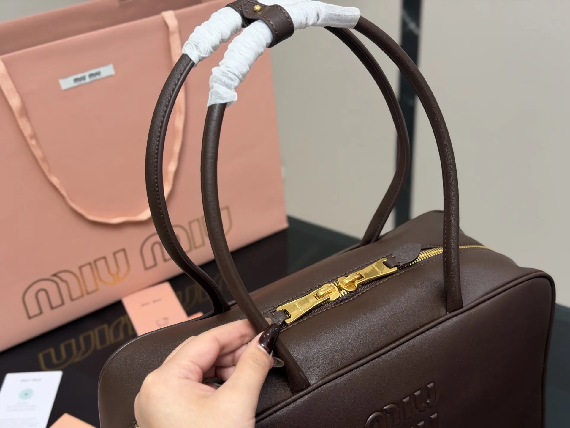 ¥195 无盒 size:35*22cm miumiu保龄球/公文包/ 采用小牛皮 皮质光滑细腻柔软, 棉质缎面衬里。 背起来都很nice 哦 可手拎也可斜挎! 出场就是miumiu小公主!