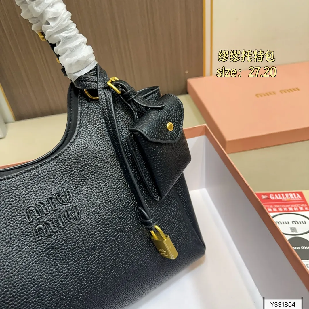 💰170 .配礼盒🎁. 缪缪MIUMIU 秋冬新款托特包 最火得miumiu 女孩.. 甜度刚刚好 很难不爱的 散发着复古的气息 背上它不仅是公主也是女王 小小的身体大大的容量 特别能装💯 尺寸:27.20